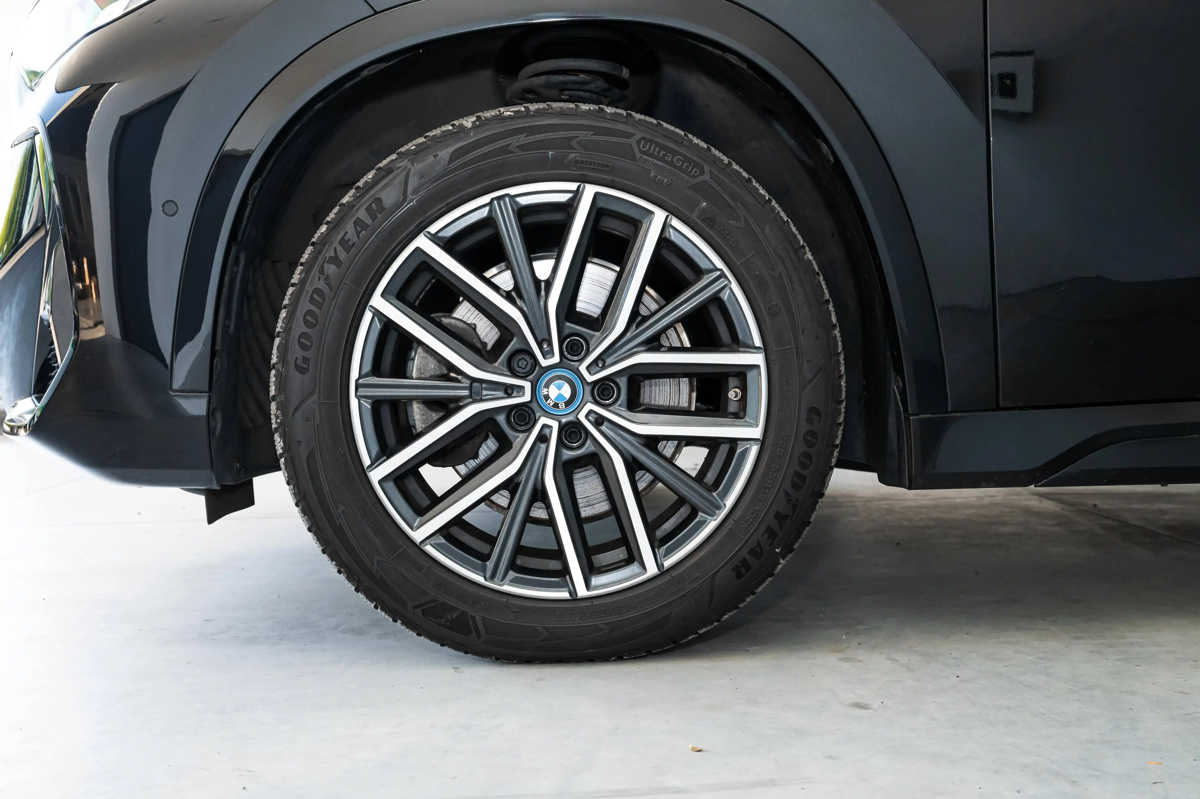 BMW iX1 xDrive 30e - M-pack — photo 38