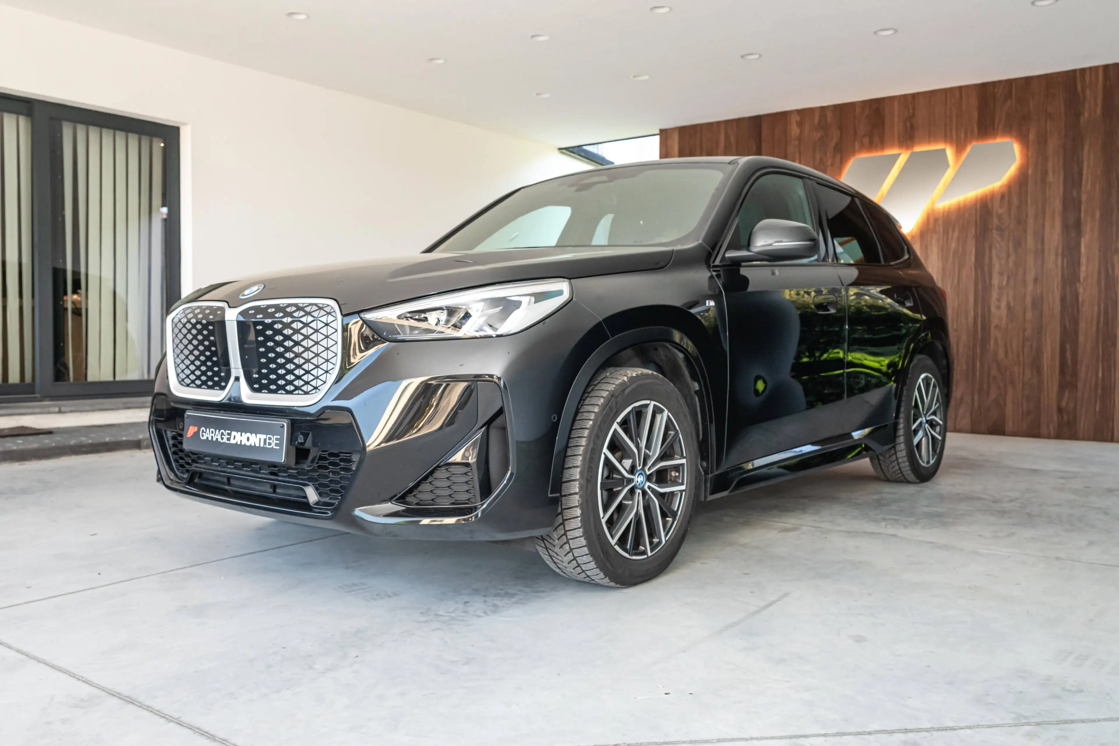 BMW iX1 xDrive 30e - M-pack — photo 42