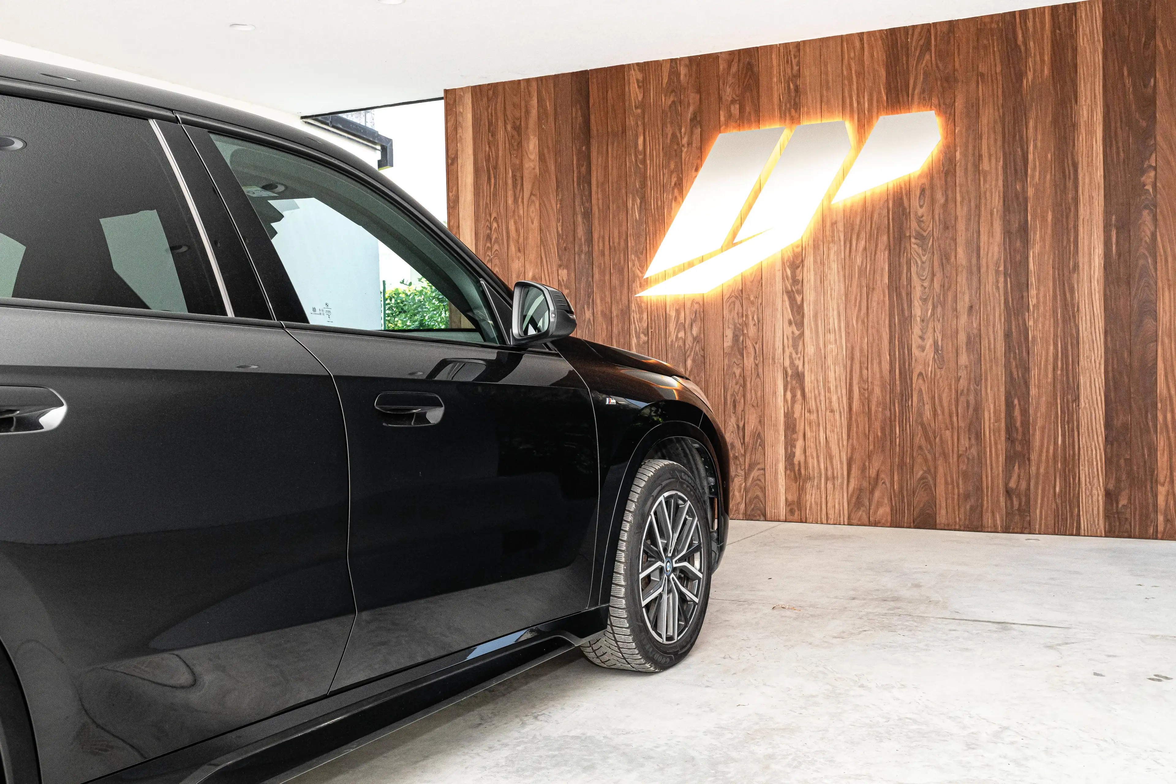 BMW iX1 xDrive 30e - M-pack — photo 11
