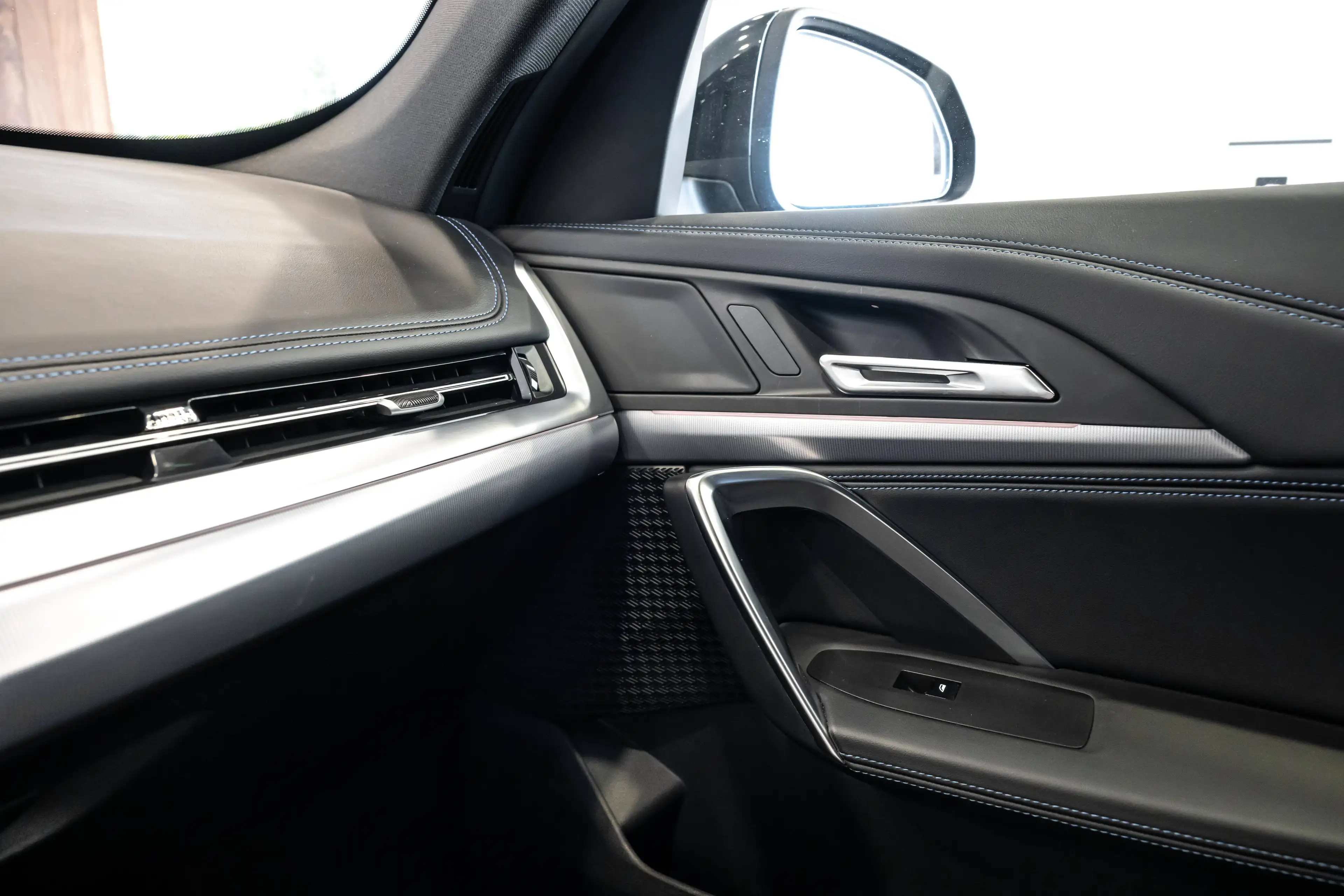 BMW iX1 xDrive 30e - M-pack — photo 26