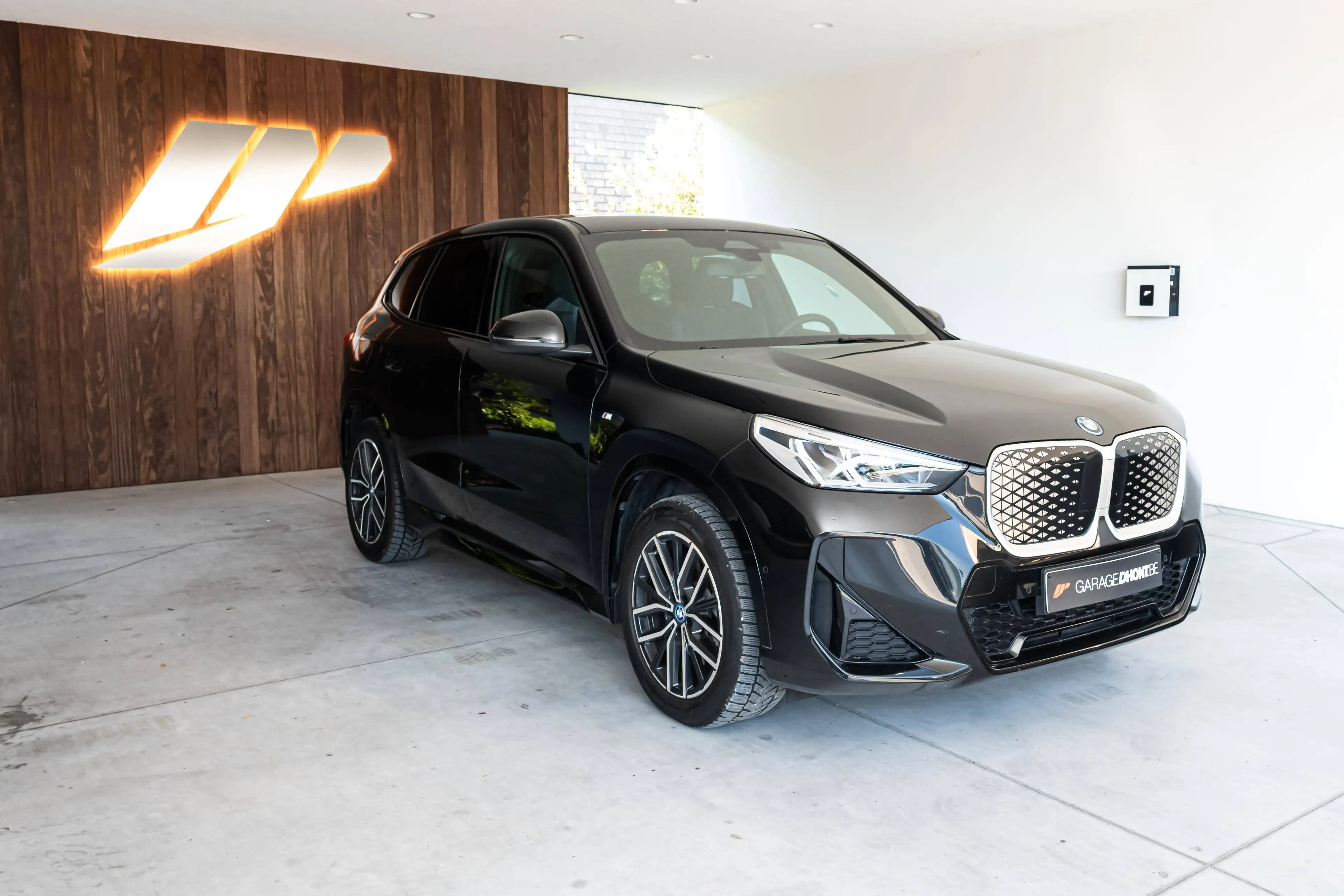 BMW iX1 xDrive 30e - M-pack — photo 35