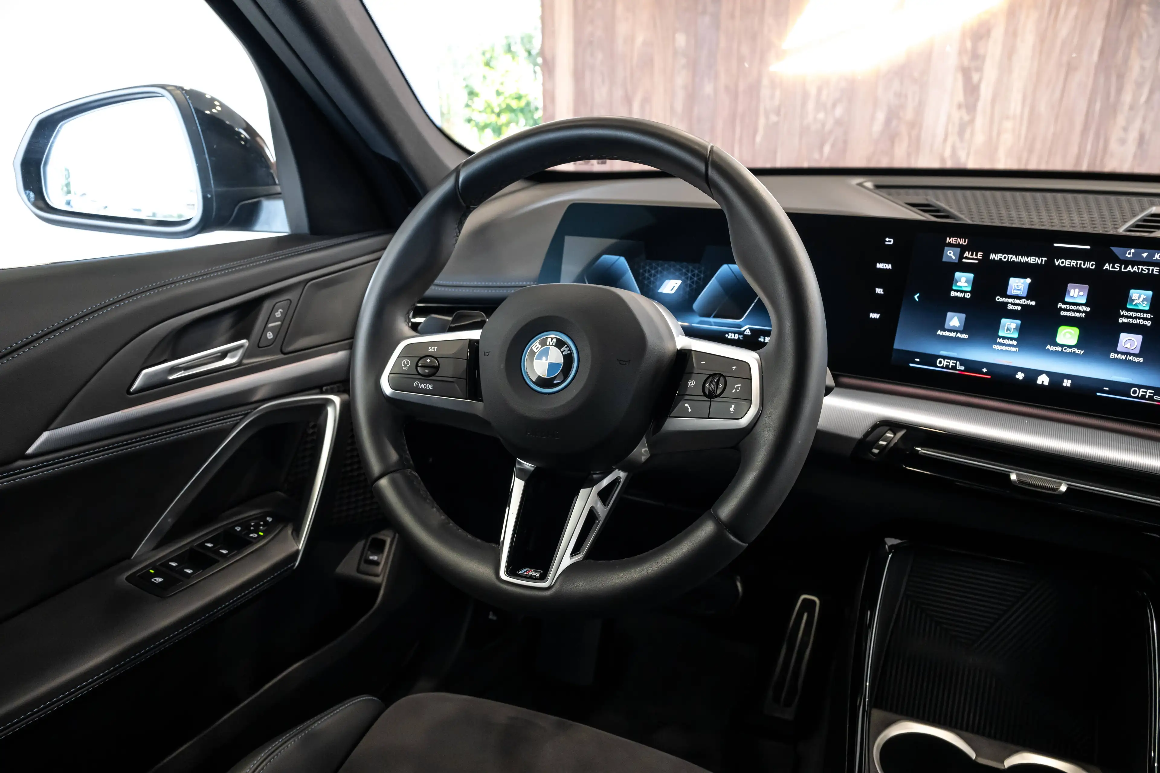 BMW iX1 xDrive 30e - M-pack — photo 3