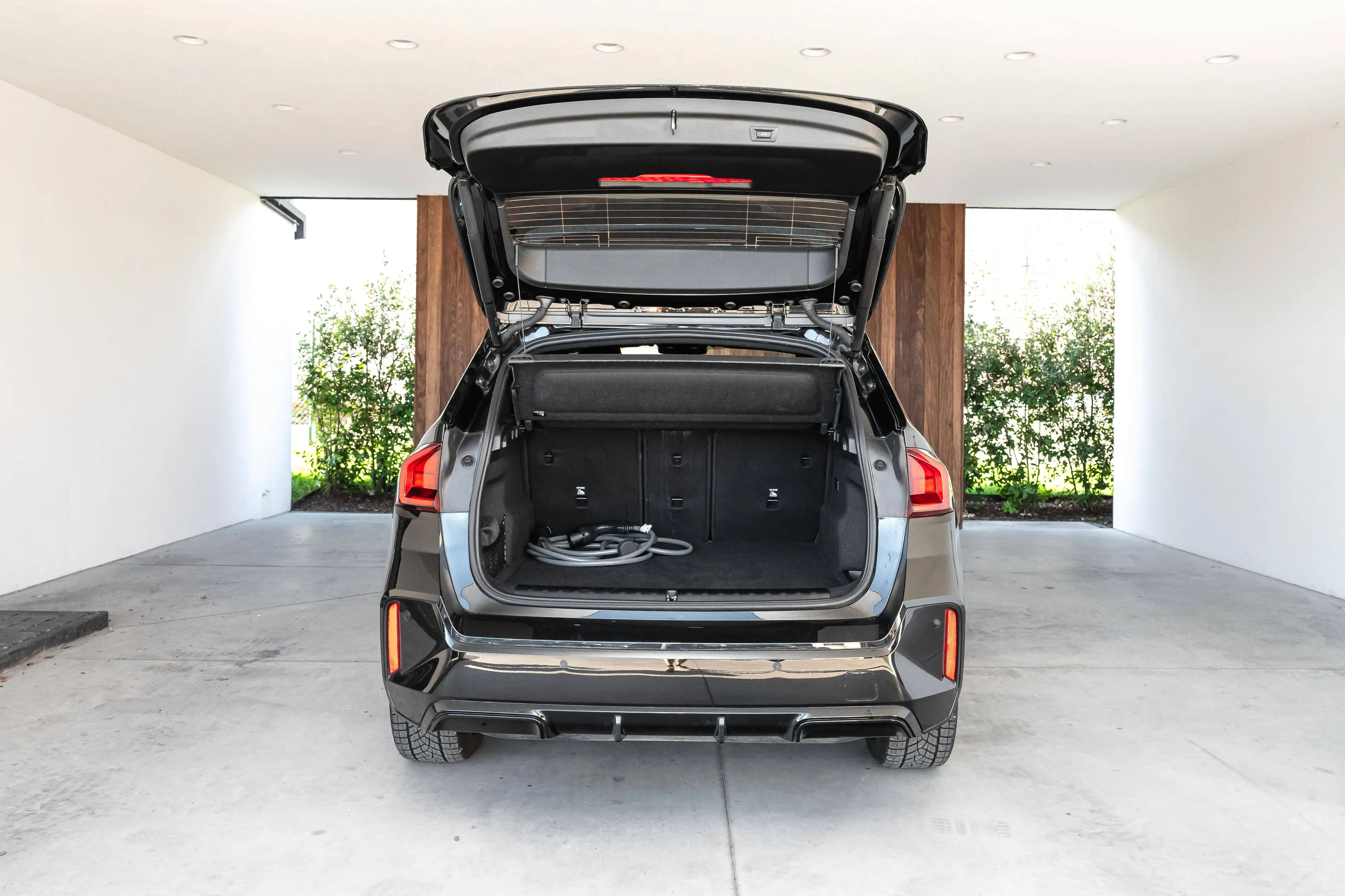 BMW iX1 xDrive 30e - M-pack — photo 16