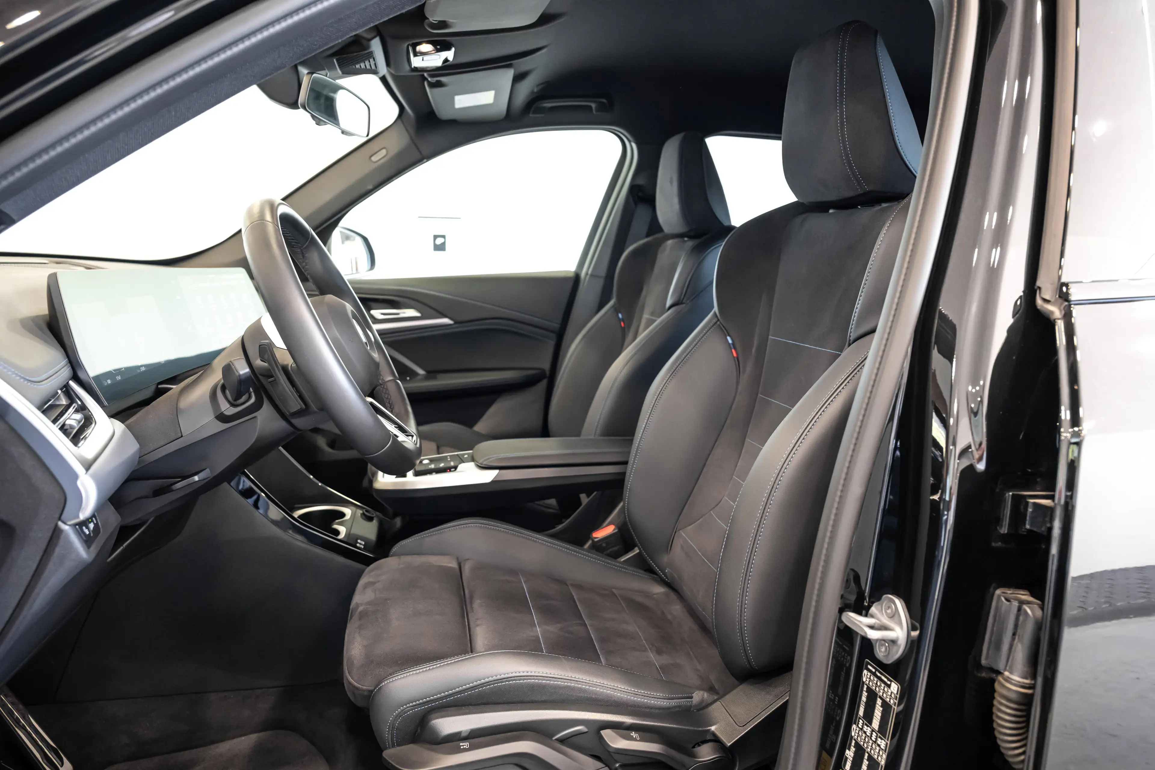 BMW iX1 xDrive 30e - M-pack — photo 30