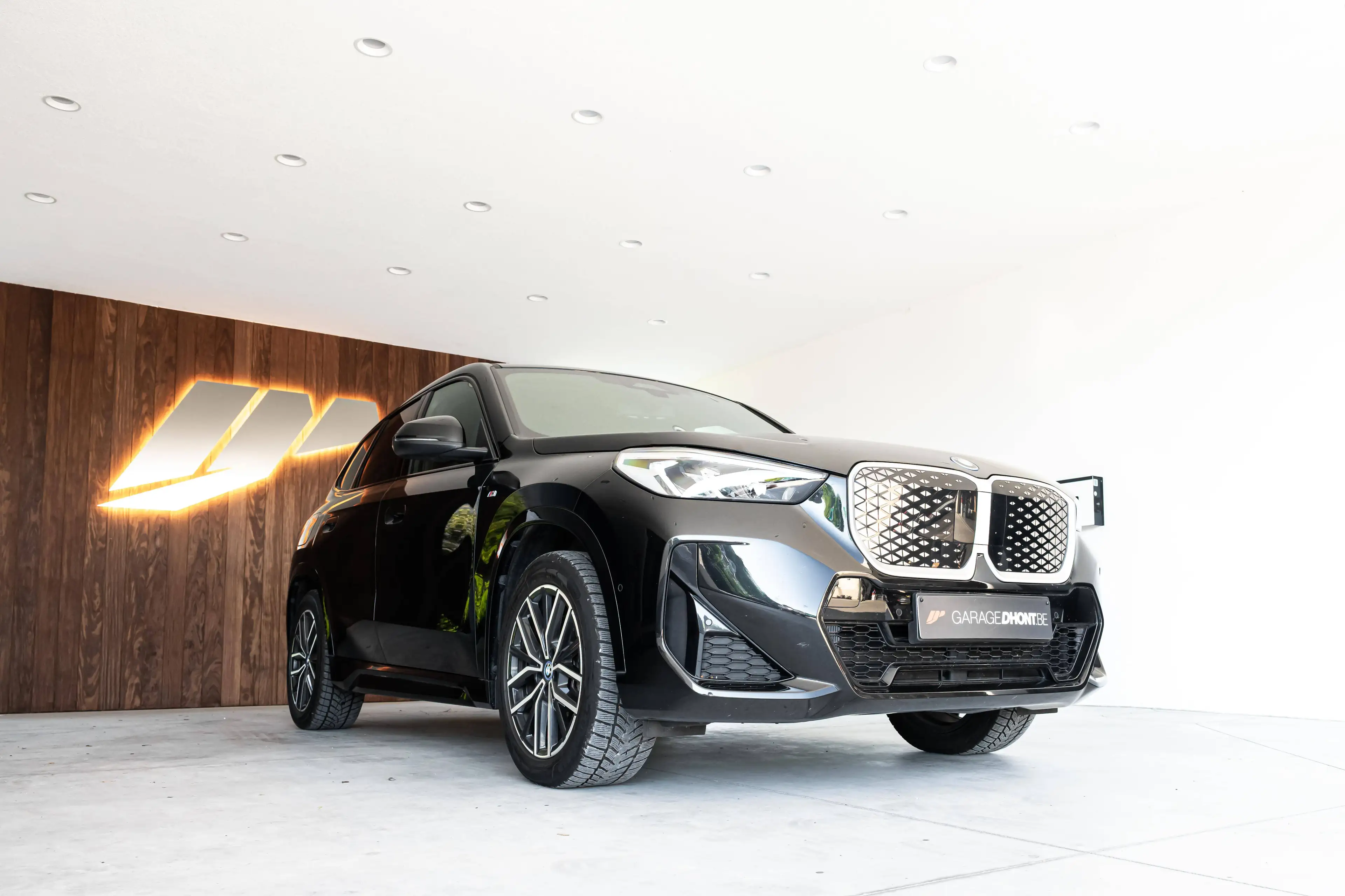 BMW iX1 xDrive 30e - M-pack — photo 36