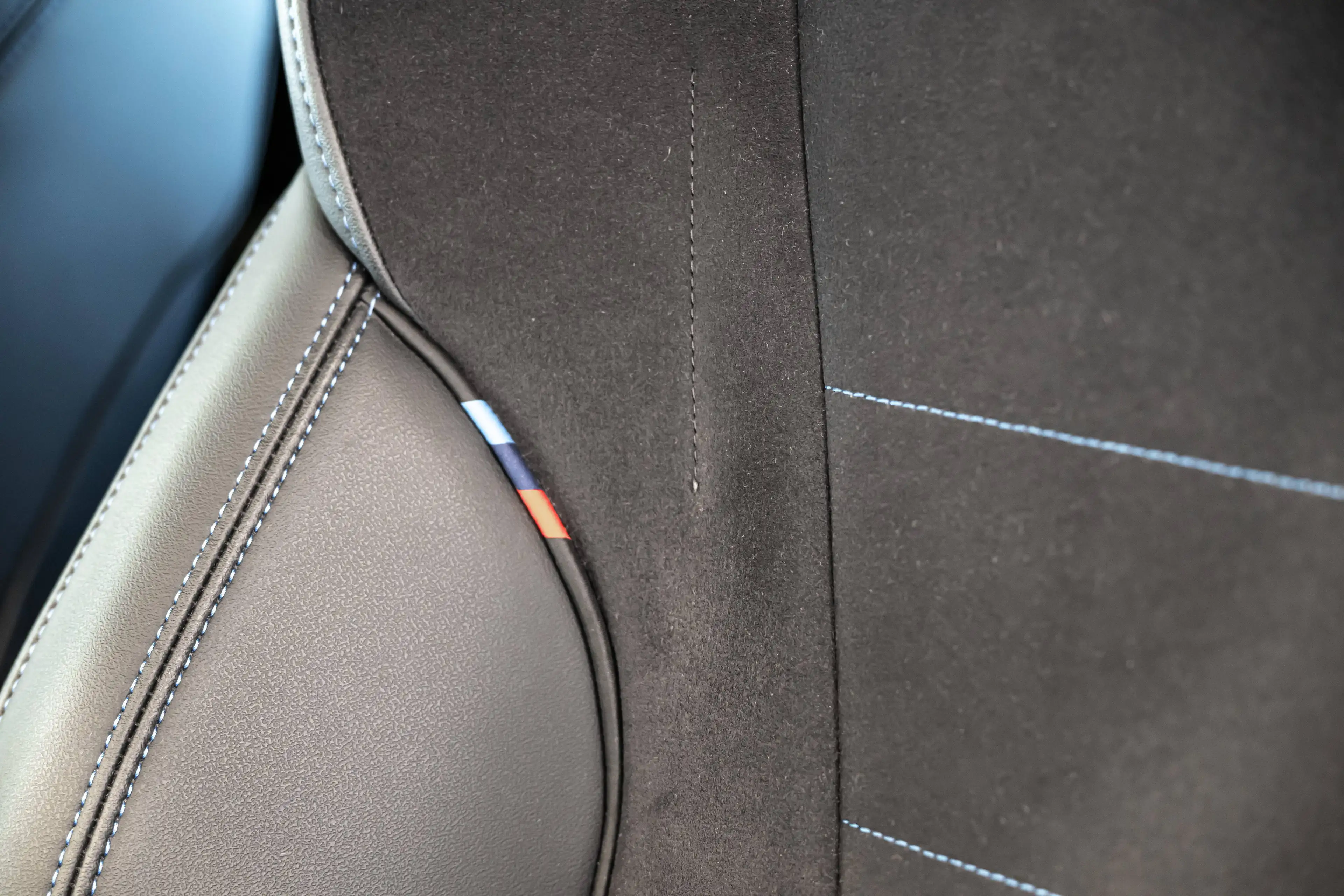 BMW iX1 xDrive 30e - M-pack — photo 31