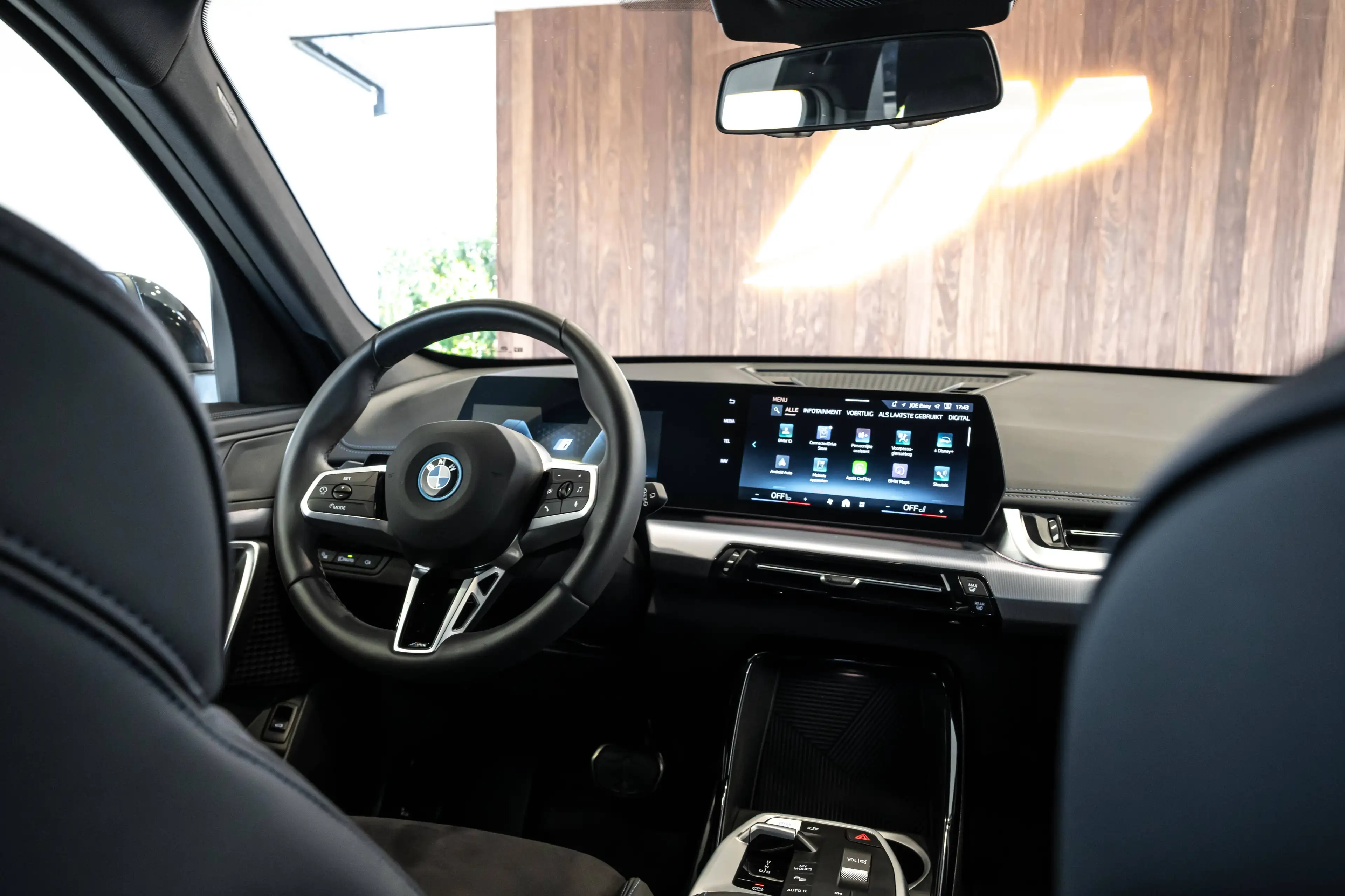 BMW iX1 xDrive 30e - M-pack — photo 18