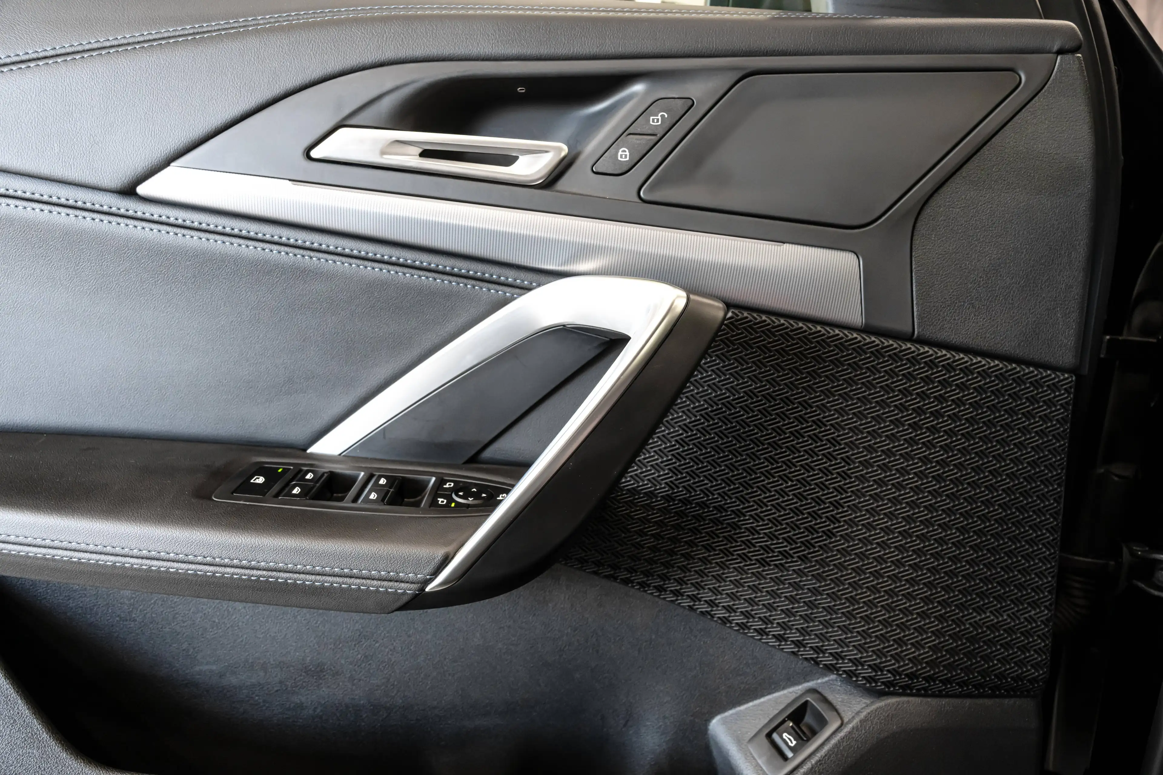 BMW iX1 xDrive 30e - M-pack — photo 28