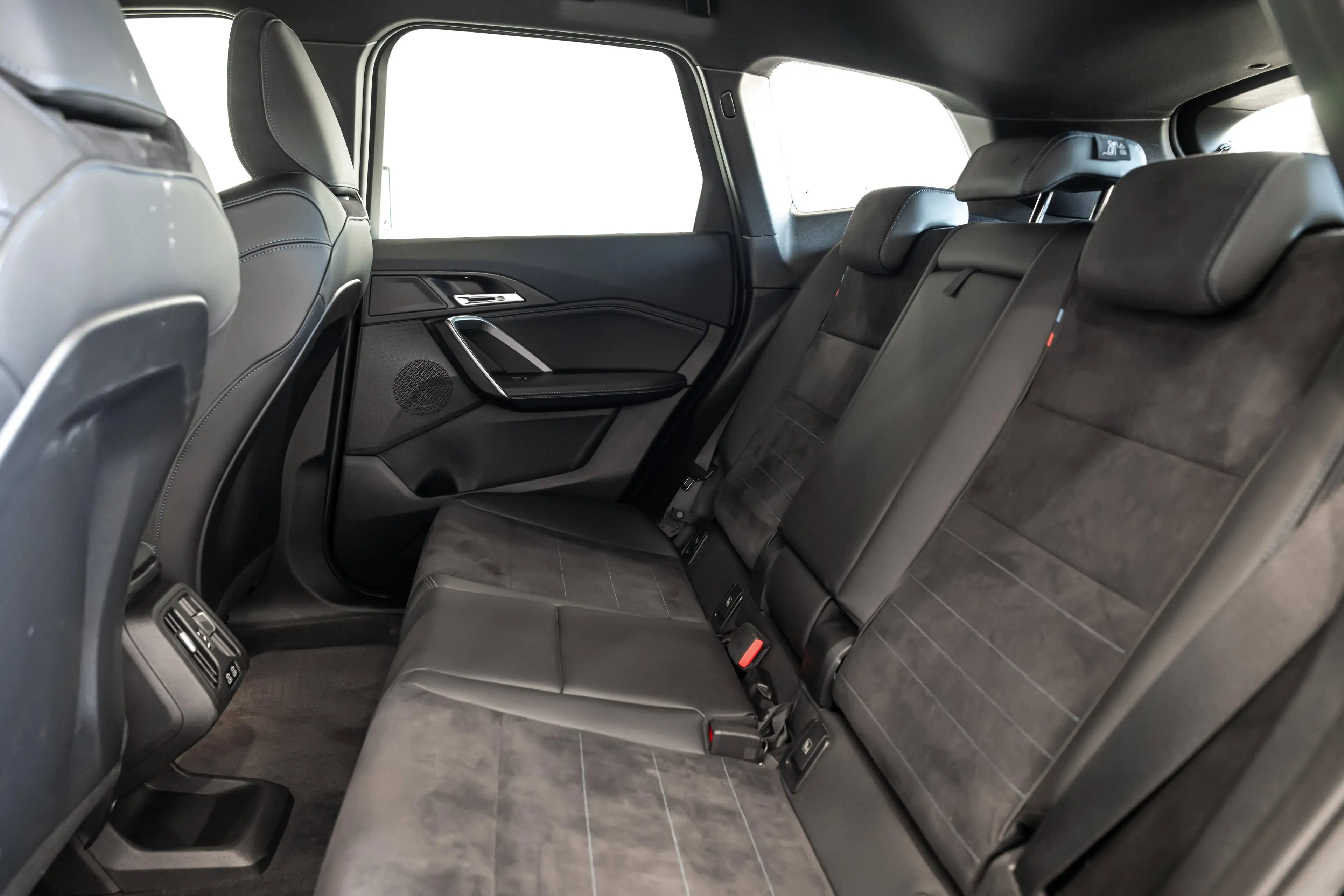 BMW iX1 xDrive 30e - M-pack — photo 33