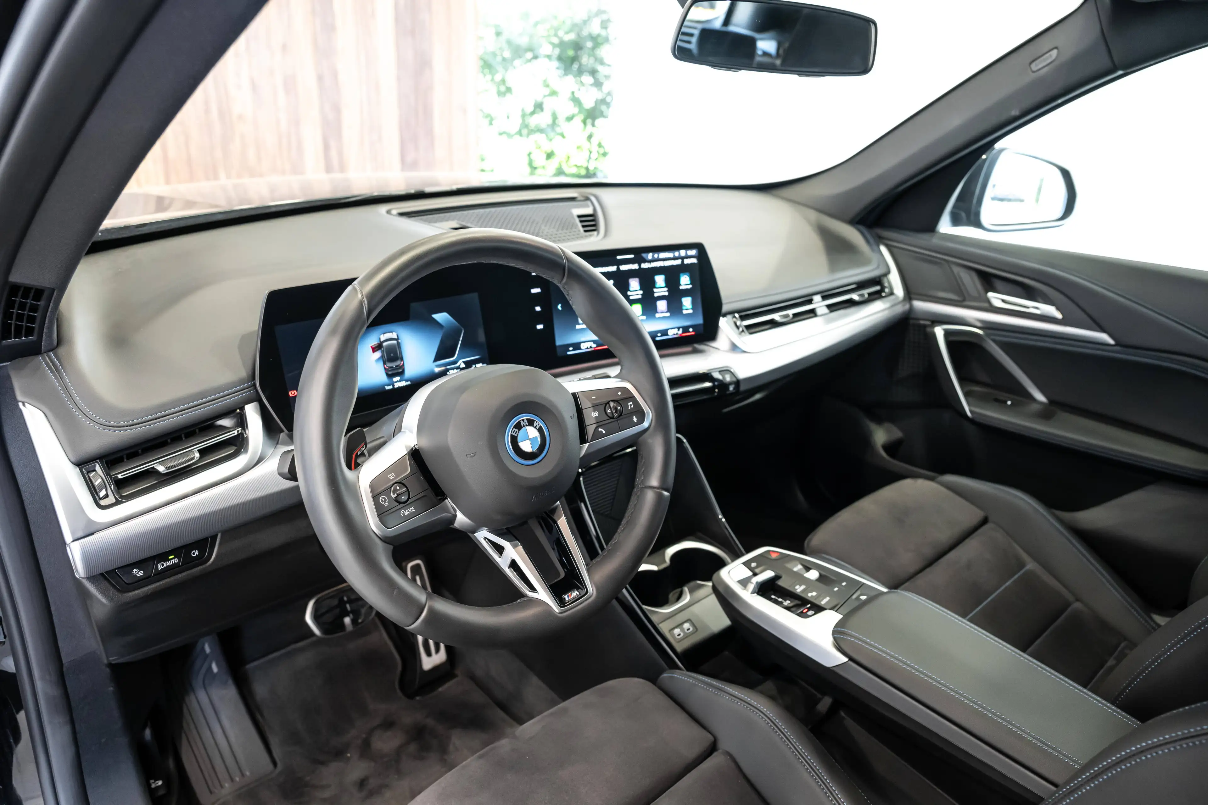 BMW iX1 xDrive 30e - M-pack — photo 2