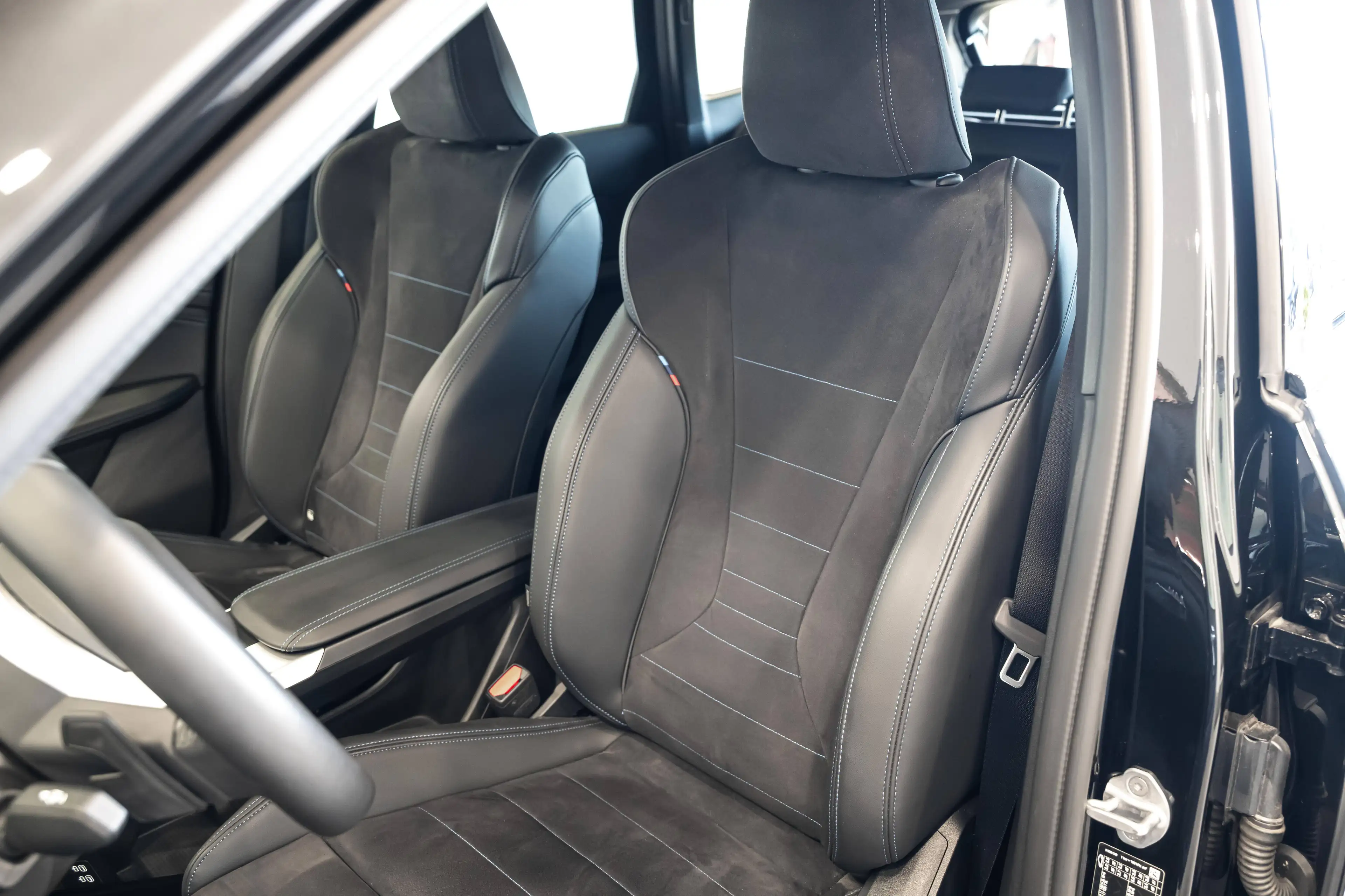 BMW iX1 xDrive 30e - M-pack — photo 32