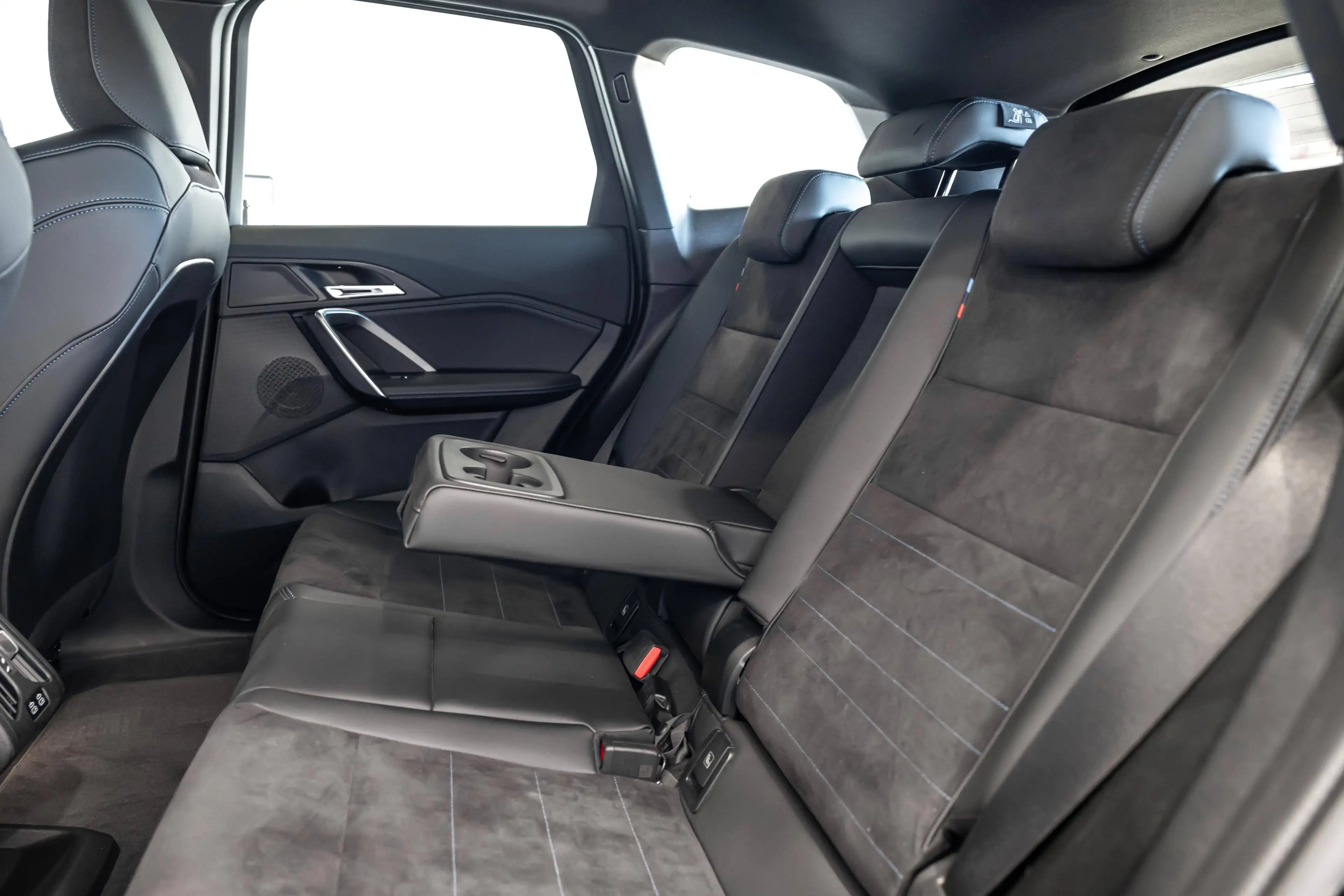 BMW iX1 xDrive 30e - M-pack — photo 34