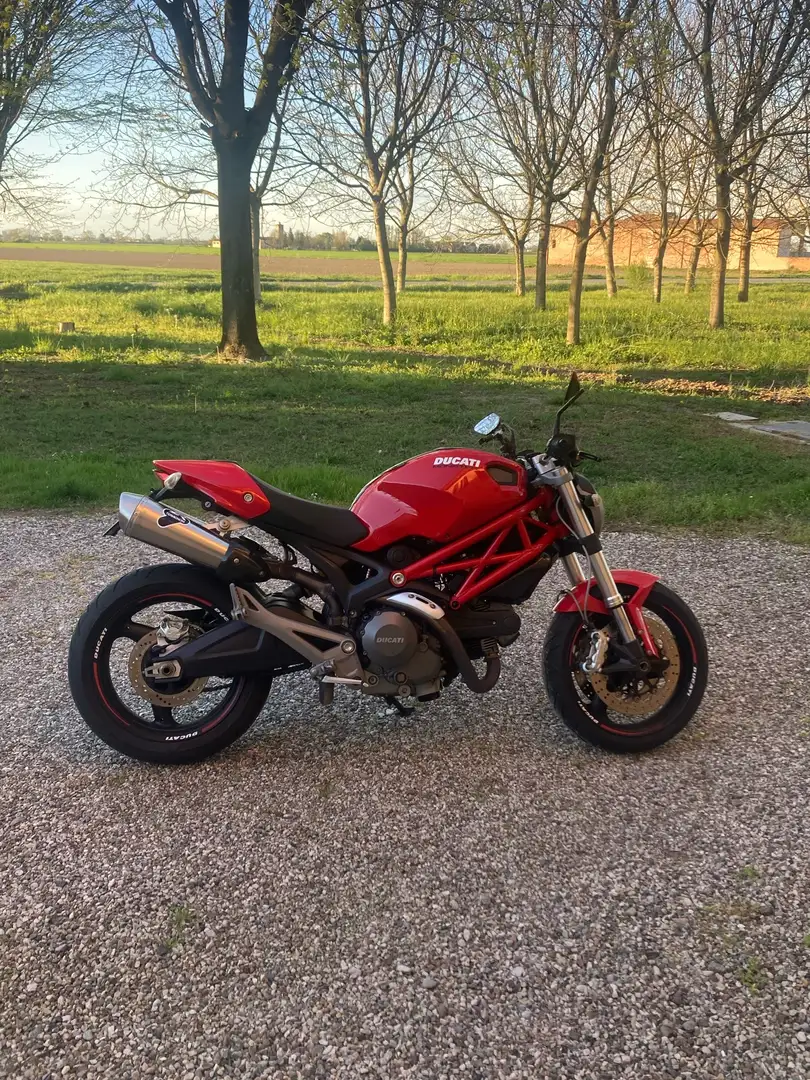 Ducati Monster 696 crvena - 1