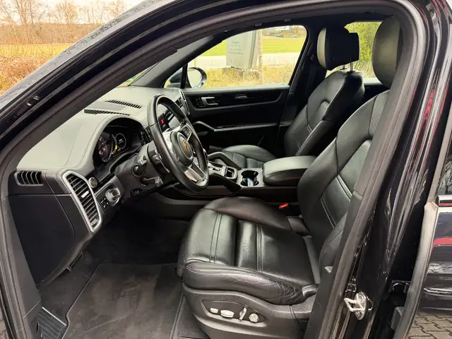 Porsche Cayenne view 10