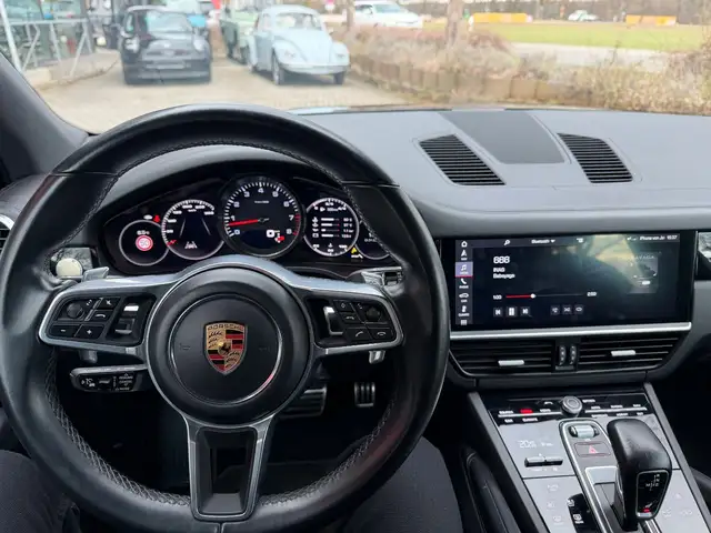 Porsche Cayenne view 13