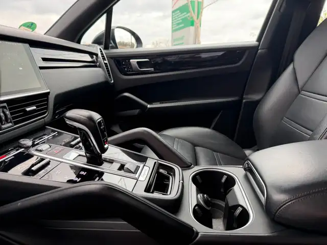 Porsche Cayenne view 15