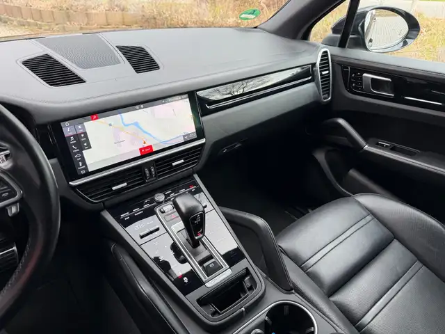 Porsche Cayenne view 14