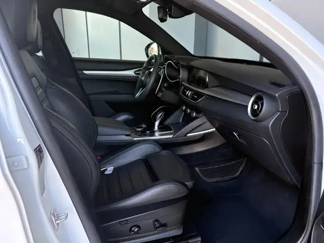 Alfa Romeo Stelvio view 8