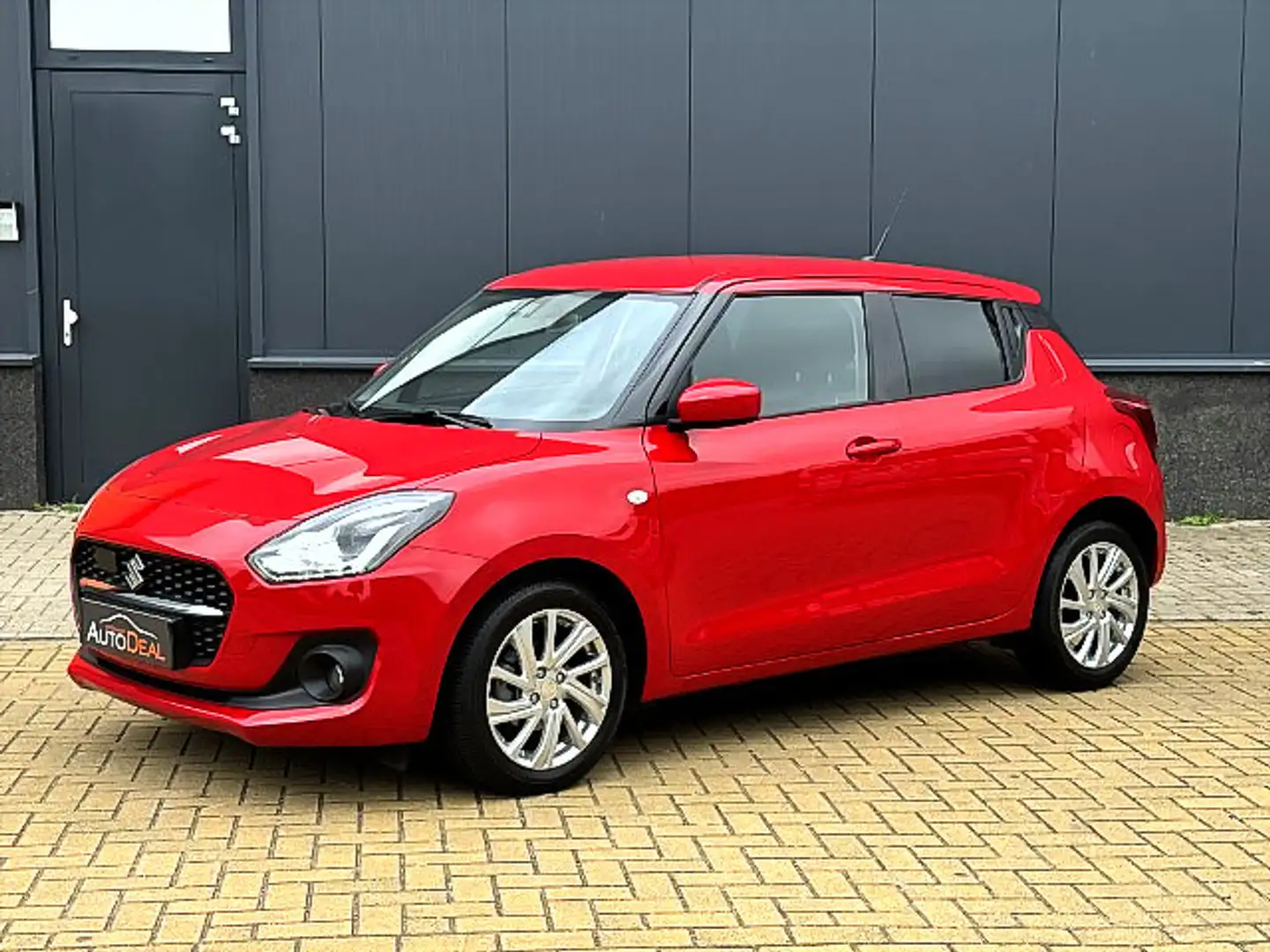 Suzuki Swift 1.2 Select Smart Hybrid Aut Rood - 1