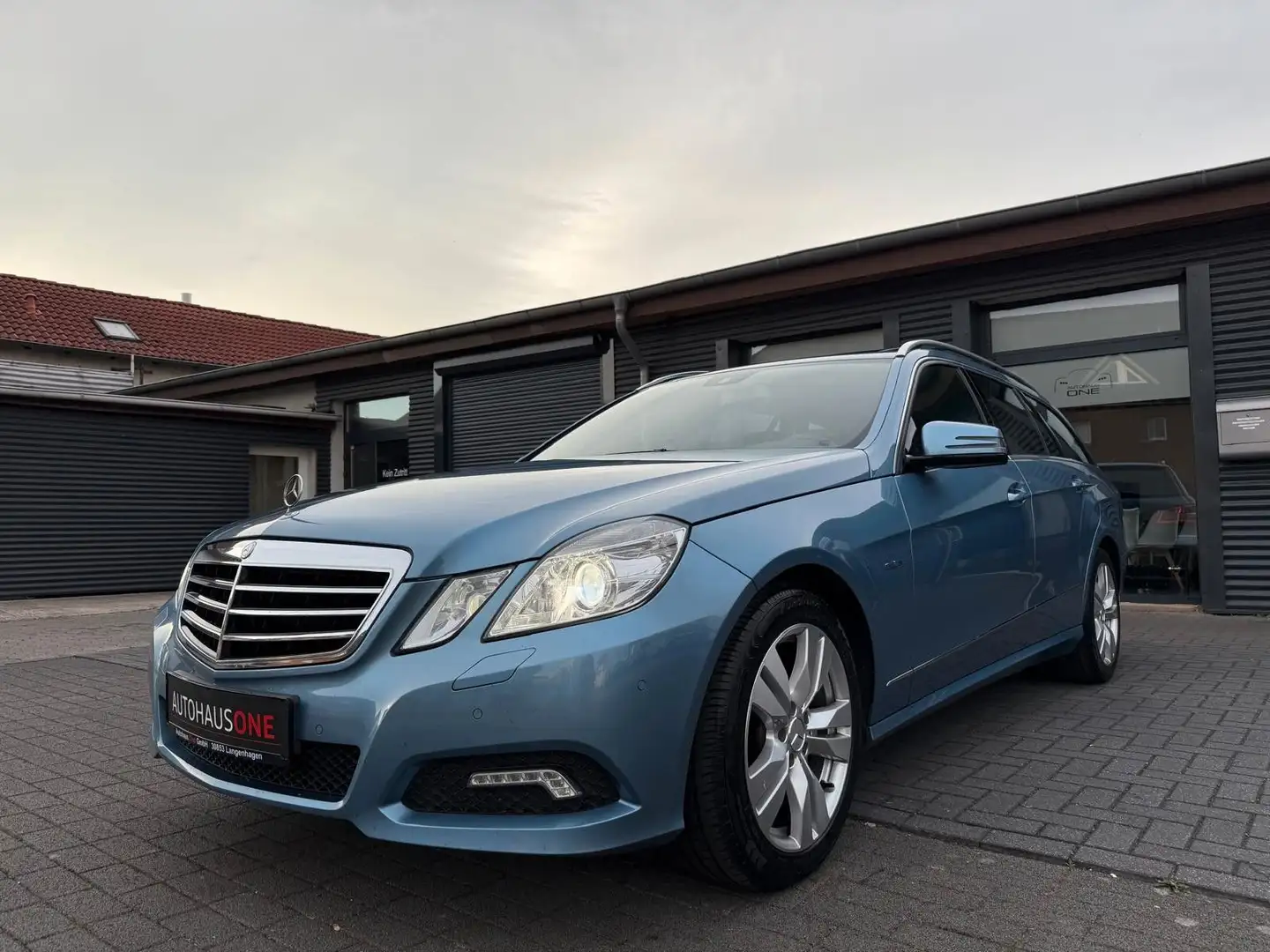 Mercedes-Benz E 220 CDI T  Avantgarde SHD/2HAND/AHK Blau - 1