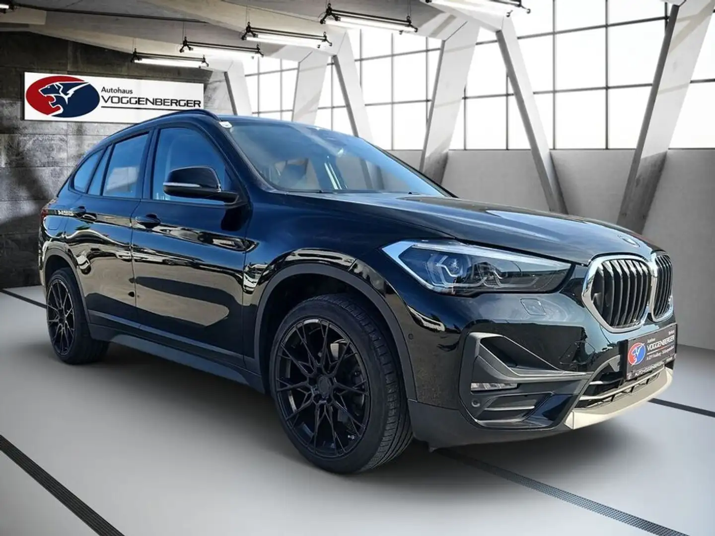 BMW X1 xDrive18d Advantage Zwart - 2