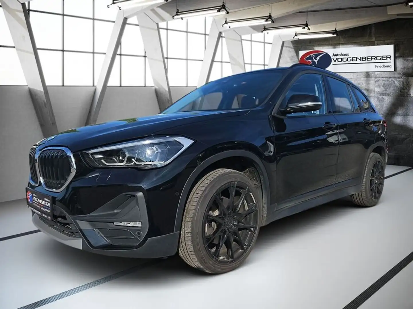 BMW X1 xDrive18d Advantage Zwart - 1