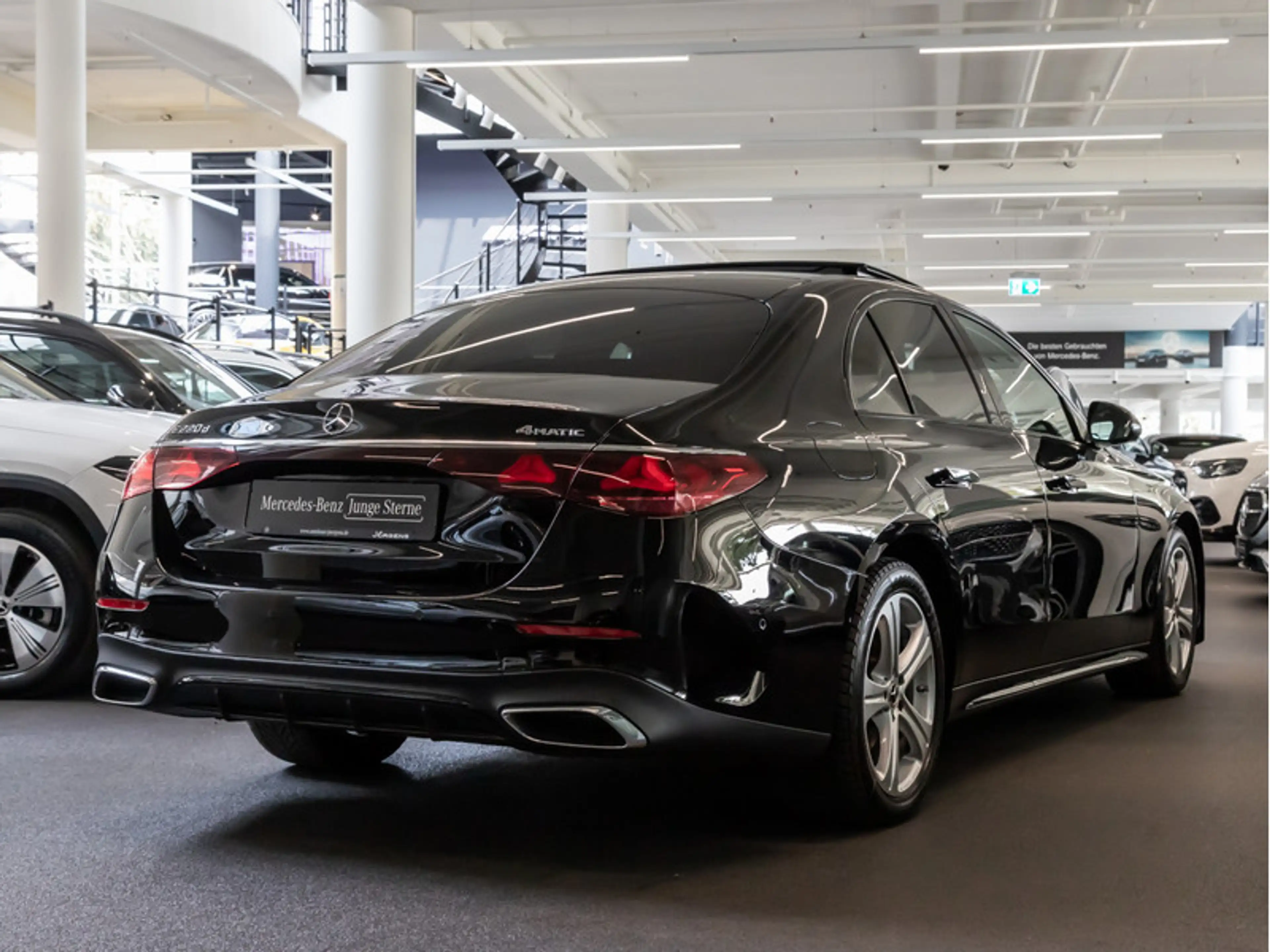 Mercedes-Benz E 220 d 4M AMG-Sport/Super/Pano/Burm/AHK/Night — photo 4
