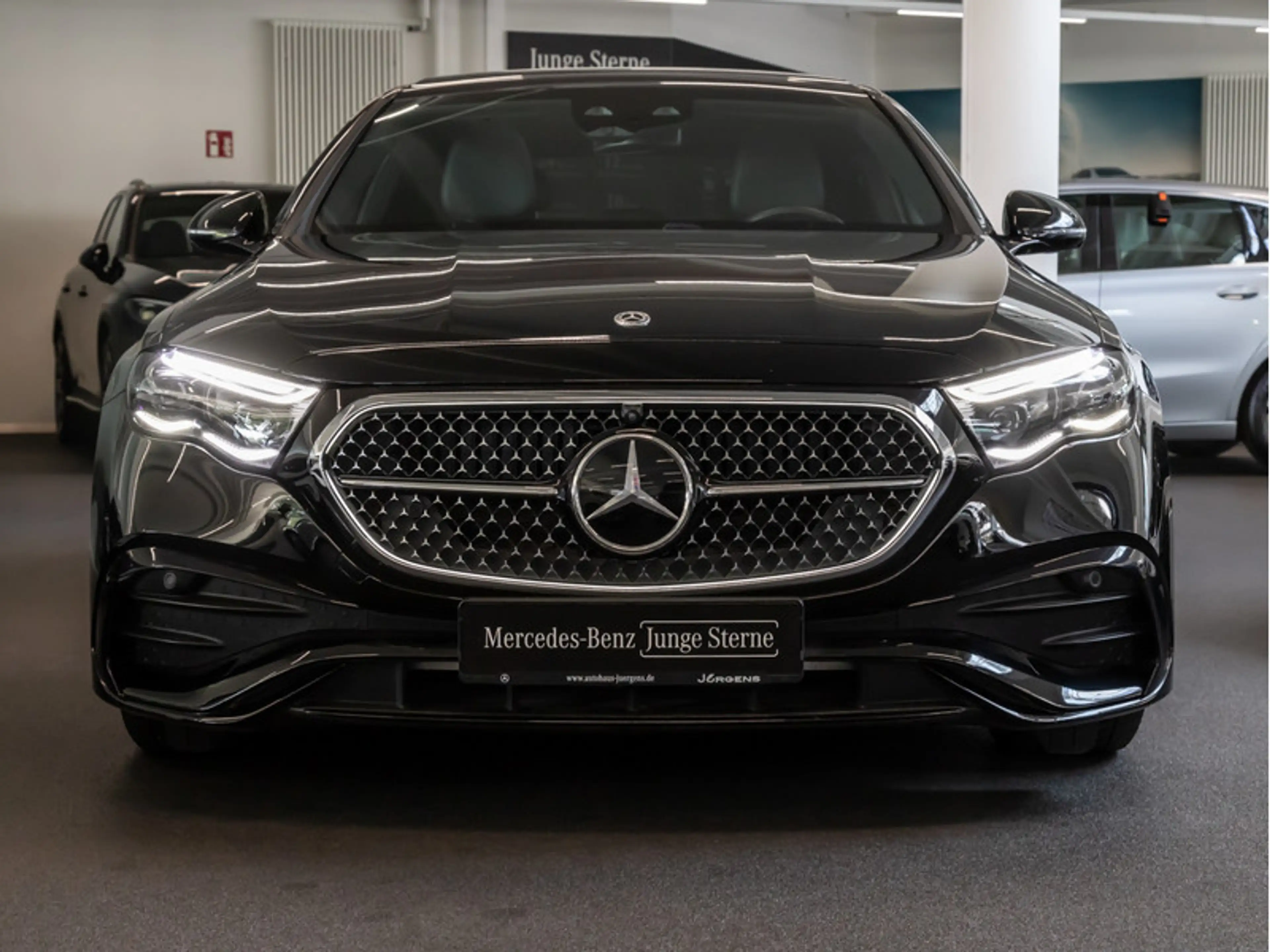 Mercedes-Benz E 220 d 4M AMG-Sport/Super/Pano/Burm/AHK/Night — photo 3