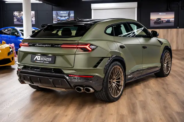 Lamborghini Urus view 9