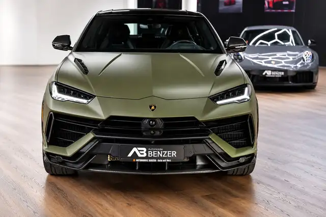 Lamborghini Urus view 5