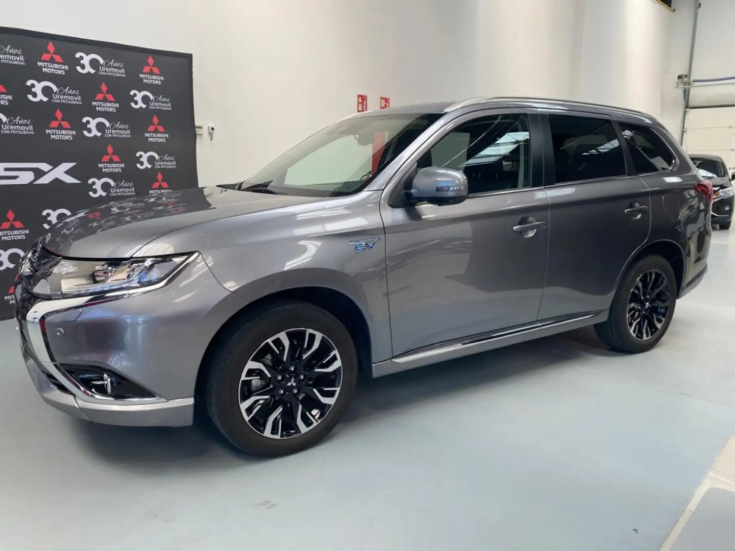Mitsubishi Outlander PHEV Kaiteki 4WD Gris - 2