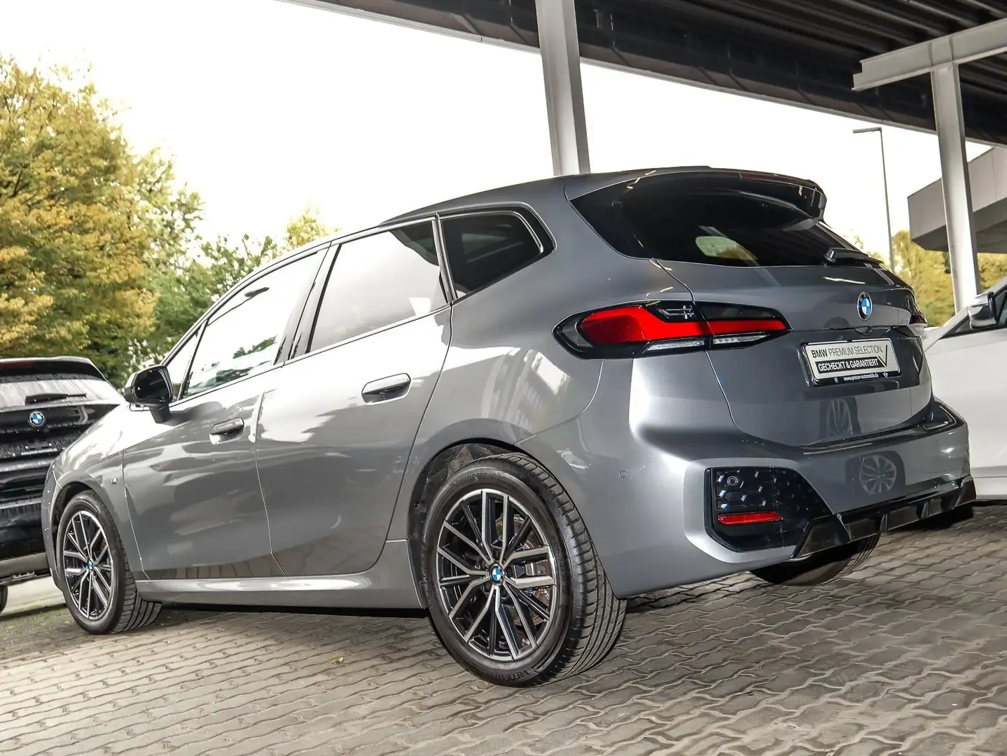 BMW 220 i Active Tourer  M Sport LC Prof. Pano Head-Up DAB Grau - 2