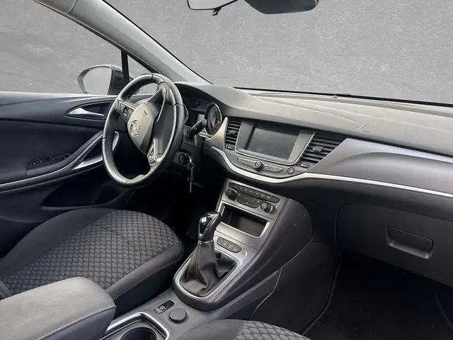 Opel Astra view 4
