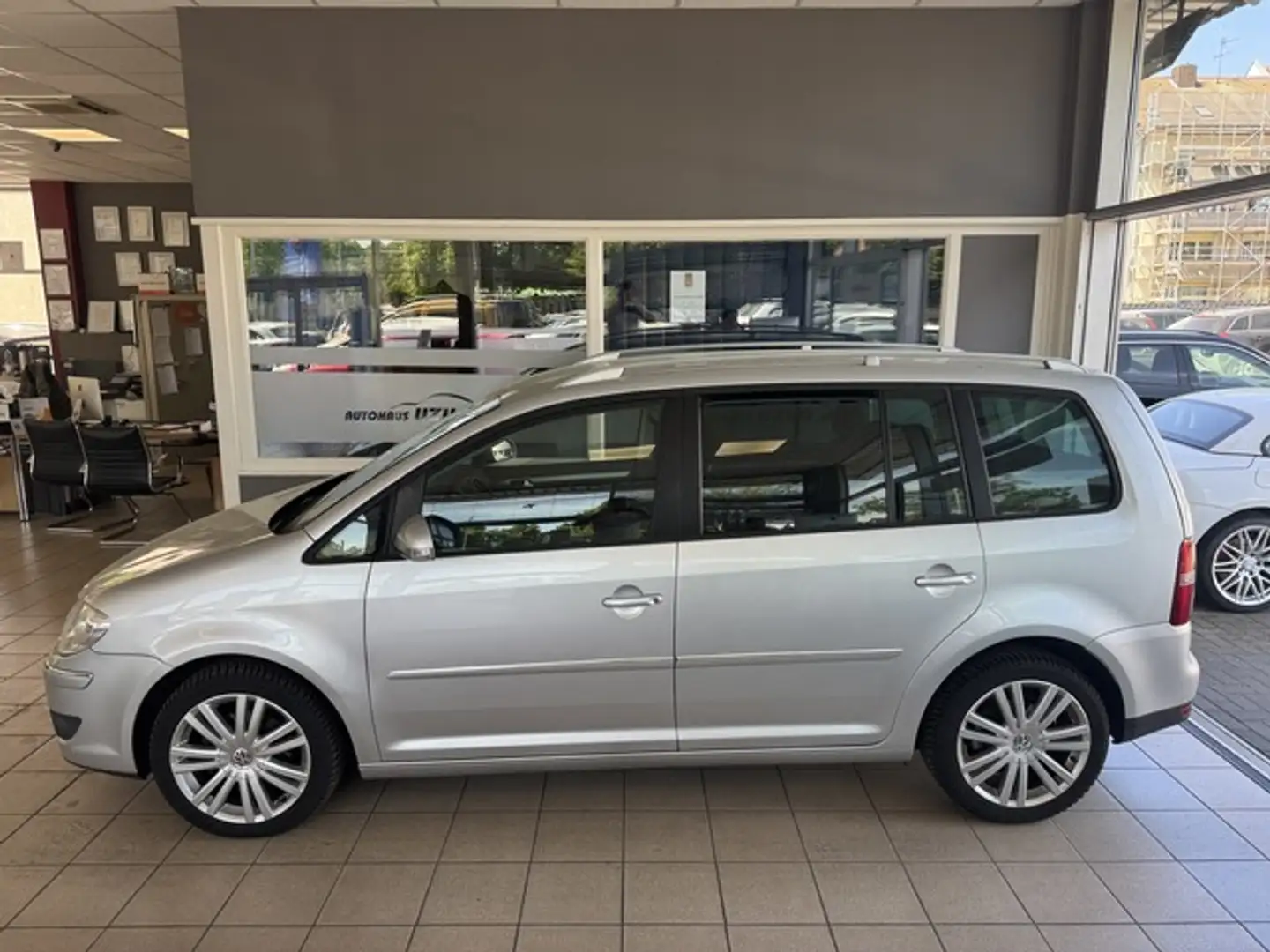 Volkswagen Touran 1.4 TSI Highline 1. Hand ab.AHK PDC Silber - 1