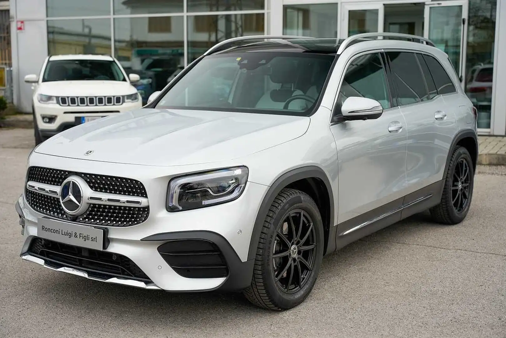 Mercedes-Benz GLB 200 d Automatic 4Matic Premium Stříbrná - 1