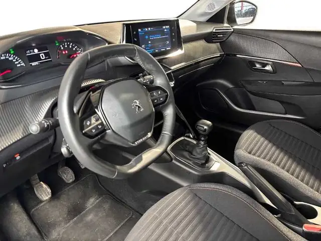 Peugeot 208 view 11