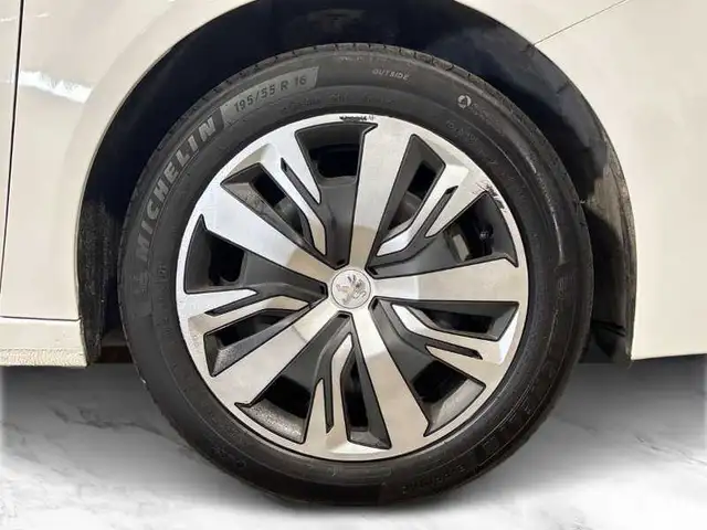 Peugeot 208 view 8
