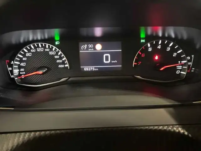 Peugeot 208 view 12