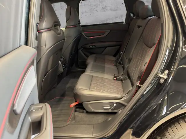 Audi Q7 view 10