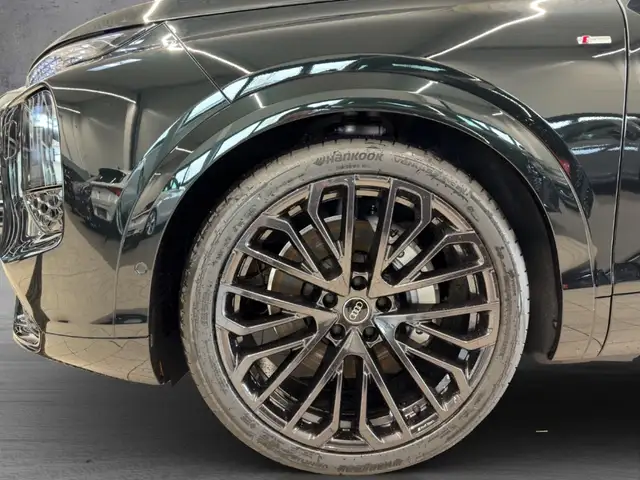 Audi Q7 view 4