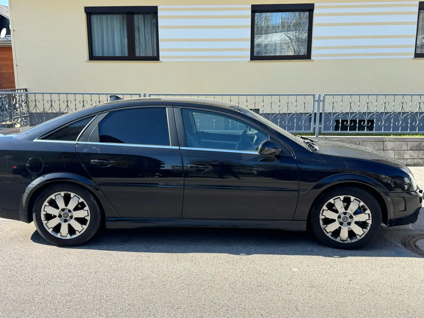 Opel Vectra 2.2 Schwarz - 1
