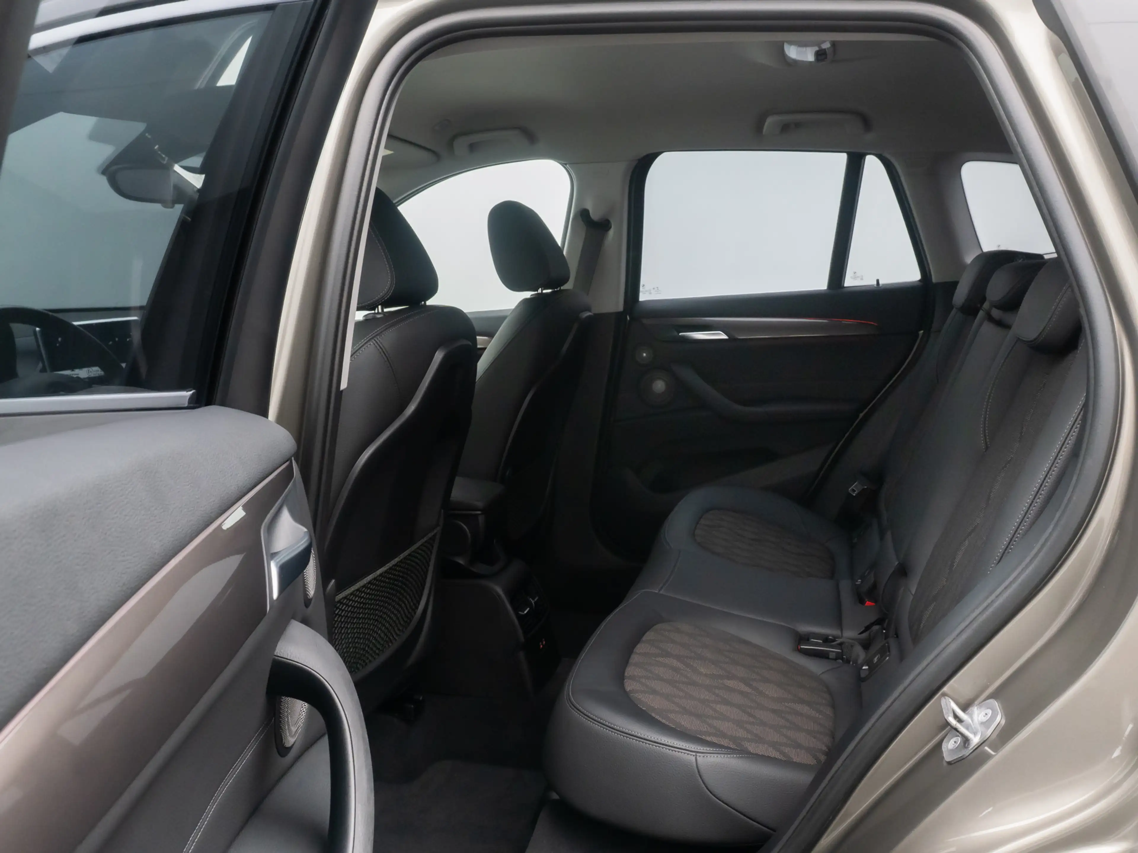 BMW X1 xLine Kamera HUD Alarm H K NaviPlus 18 — photo 25
