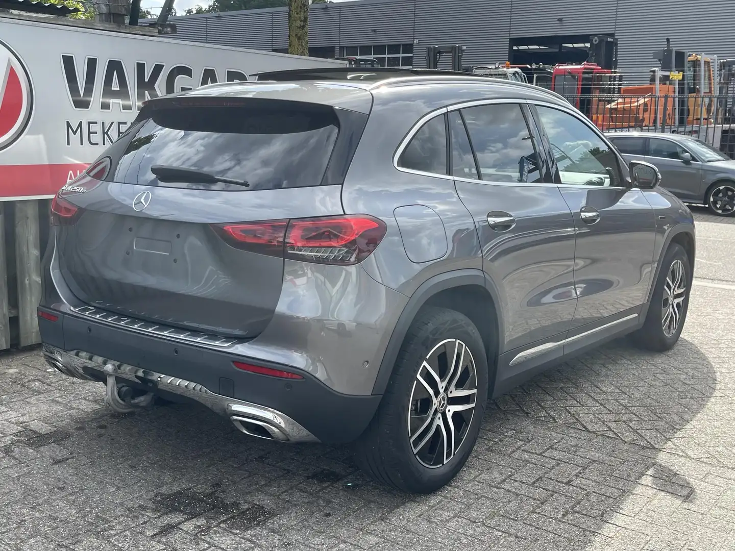 Mercedes-Benz GLA 250 e Progressive 18"/Trekhaak/Matrix LED/Leder + stoe Grijs - 2