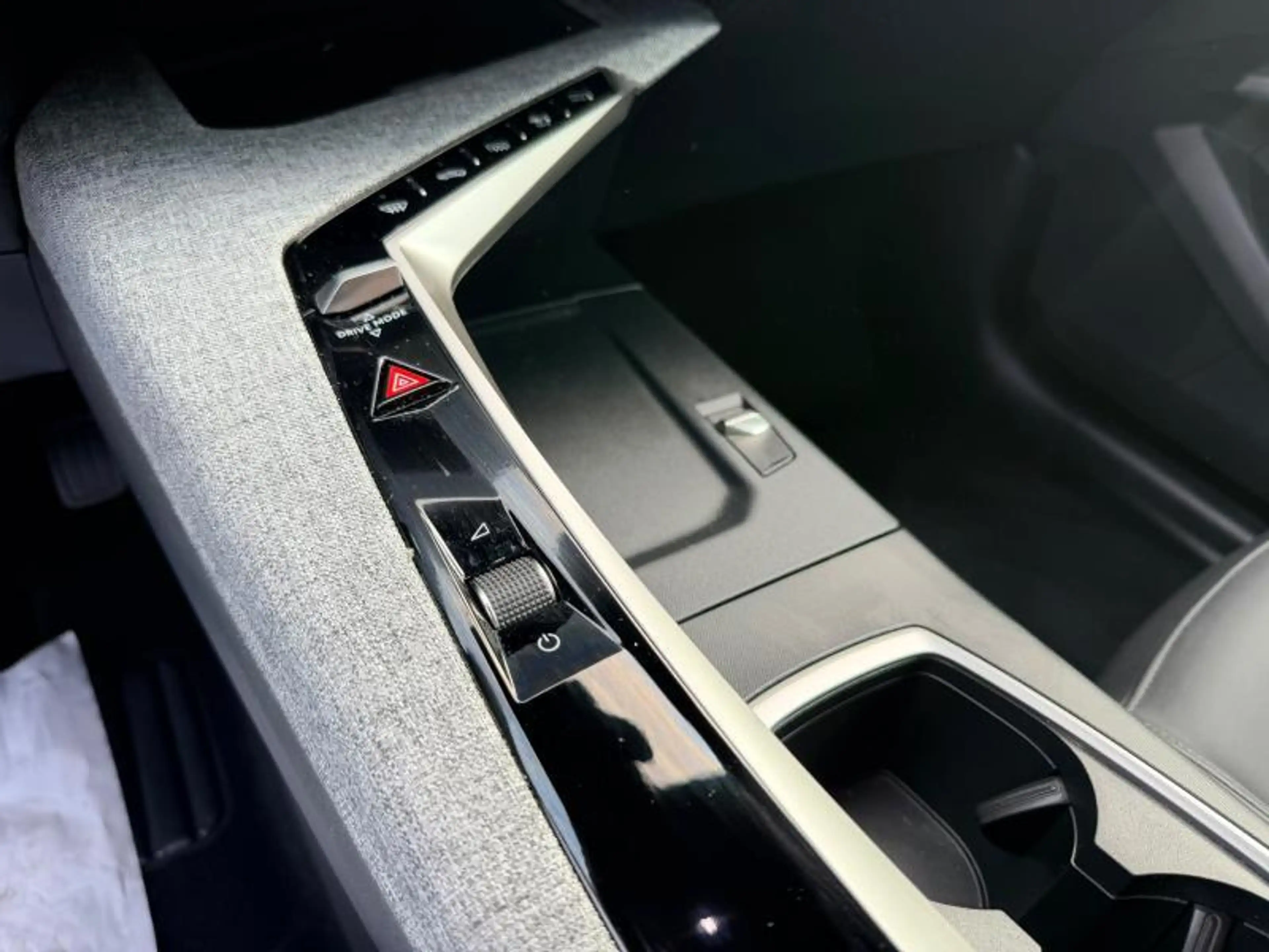 Peugeot 3008 Allure / MHEV / E-DSC6 — photo 9