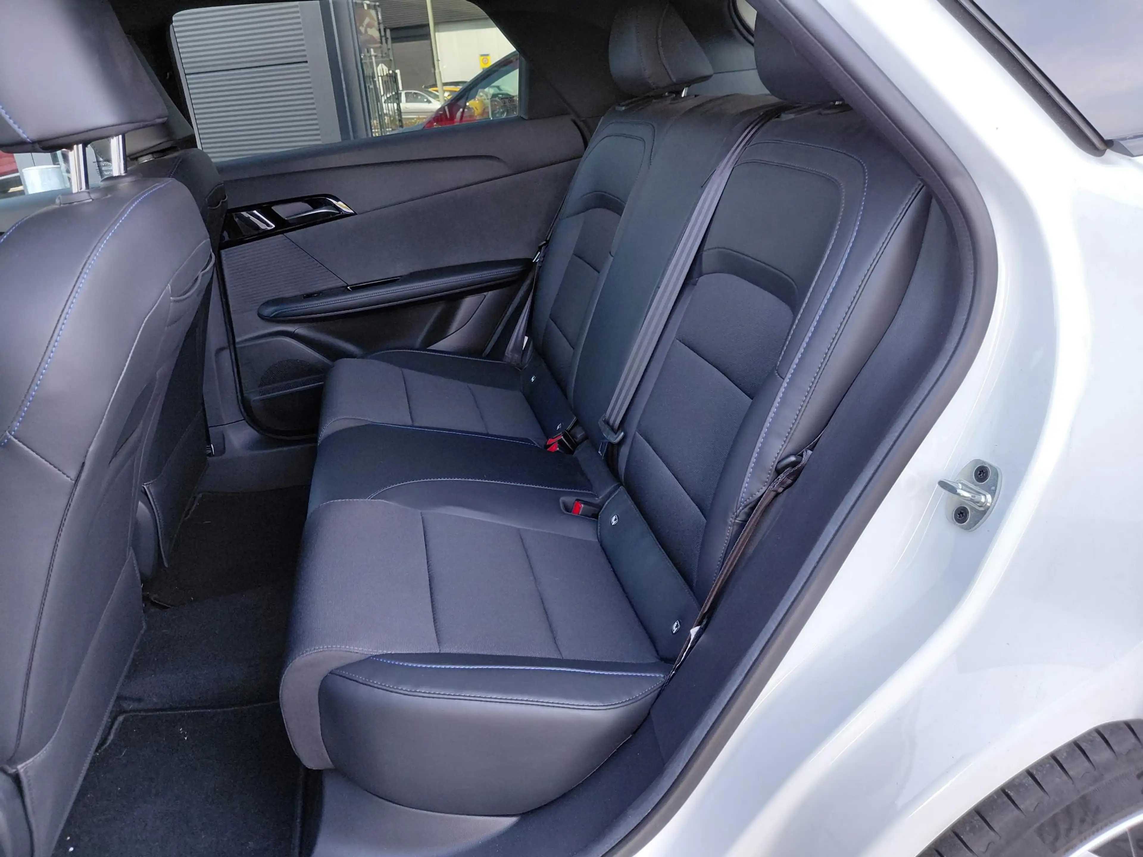 MG MG4 Luxury 64 kWh — photo 10