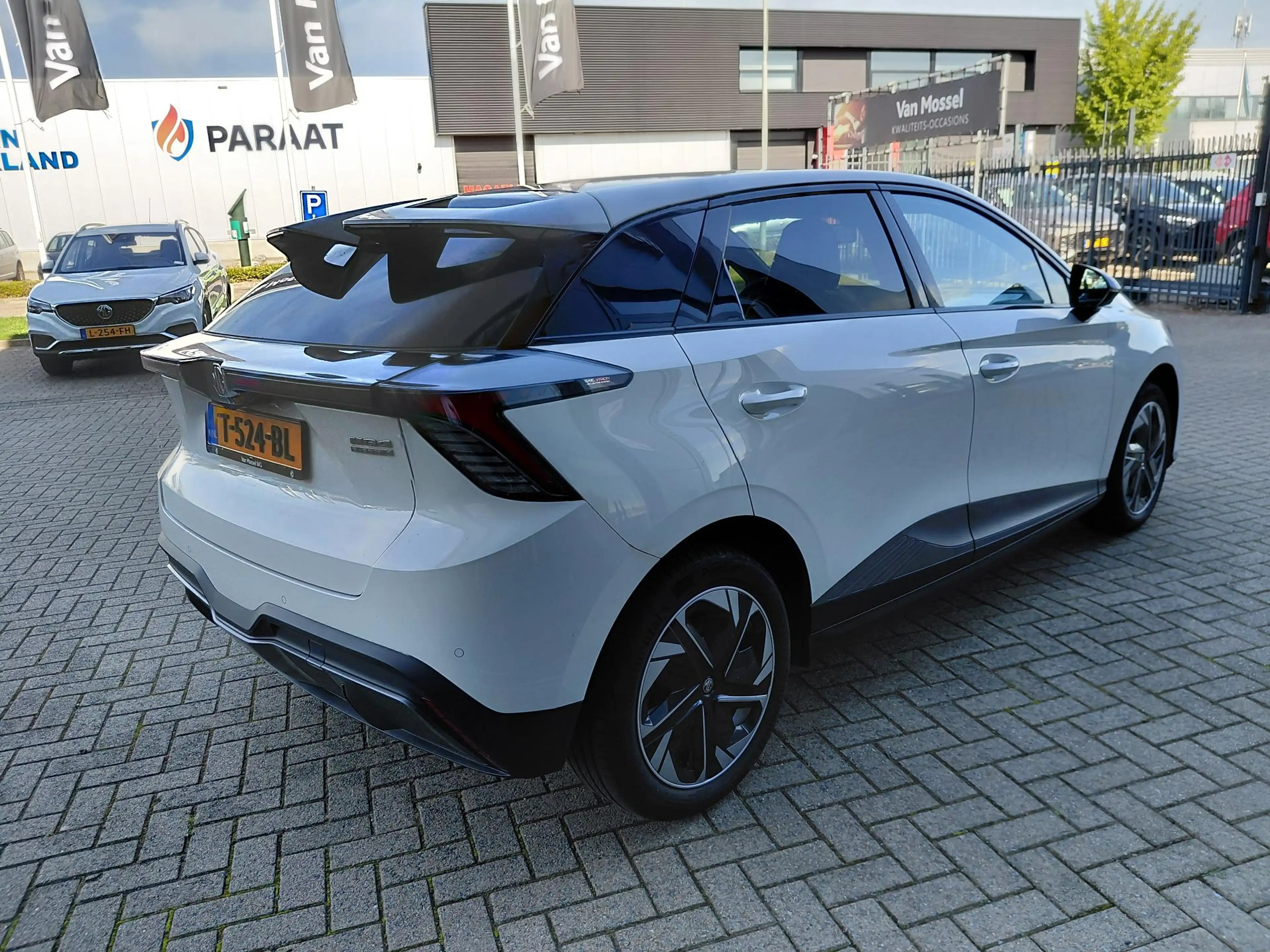 MG MG4 Luxury 64 kWh — photo 6