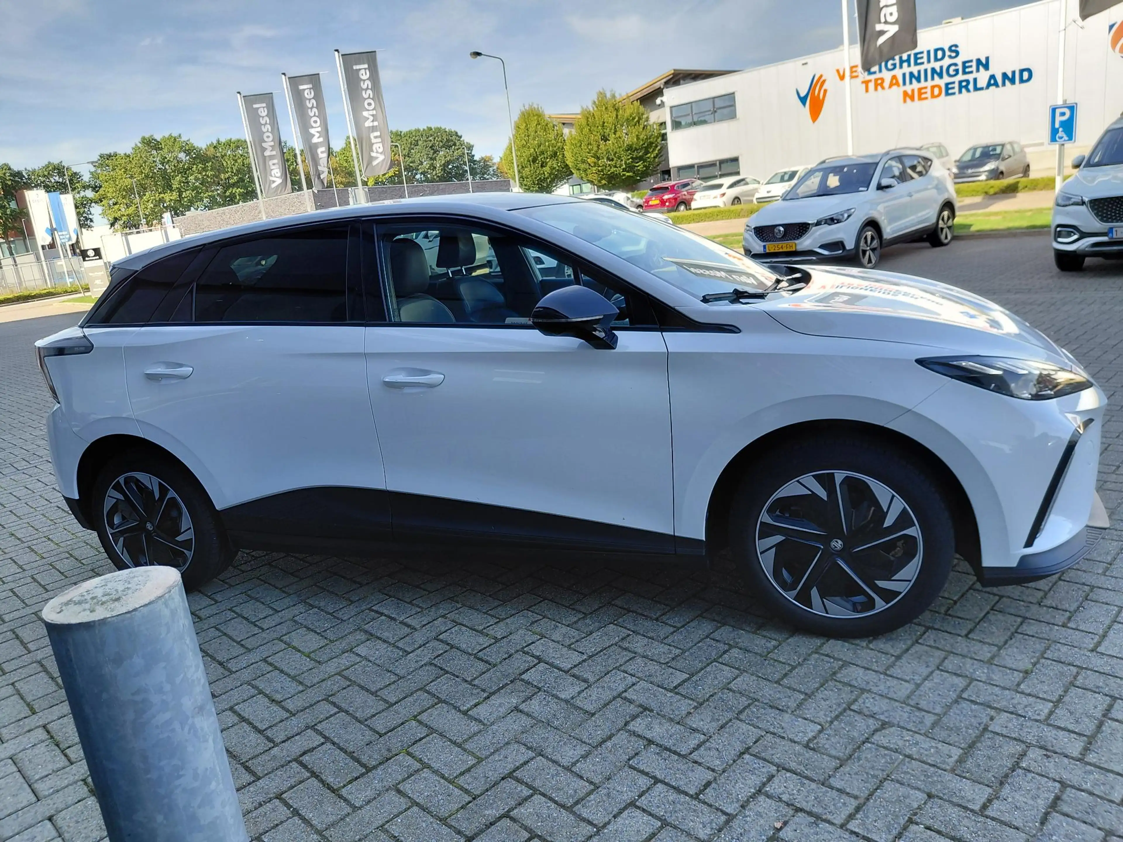 MG MG4 Luxury 64 kWh — photo 7