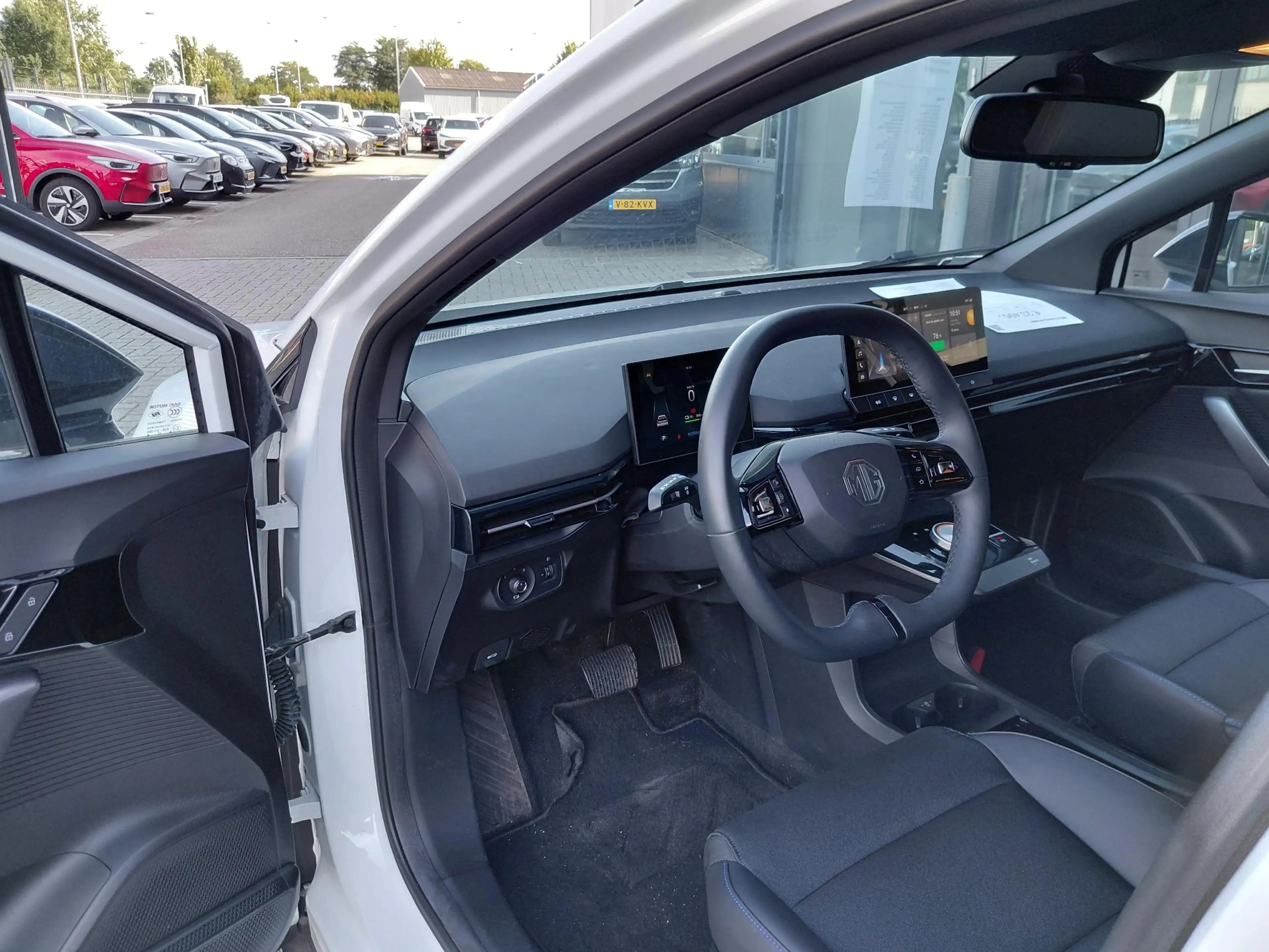 MG MG4 Luxury 64 kWh — photo 13