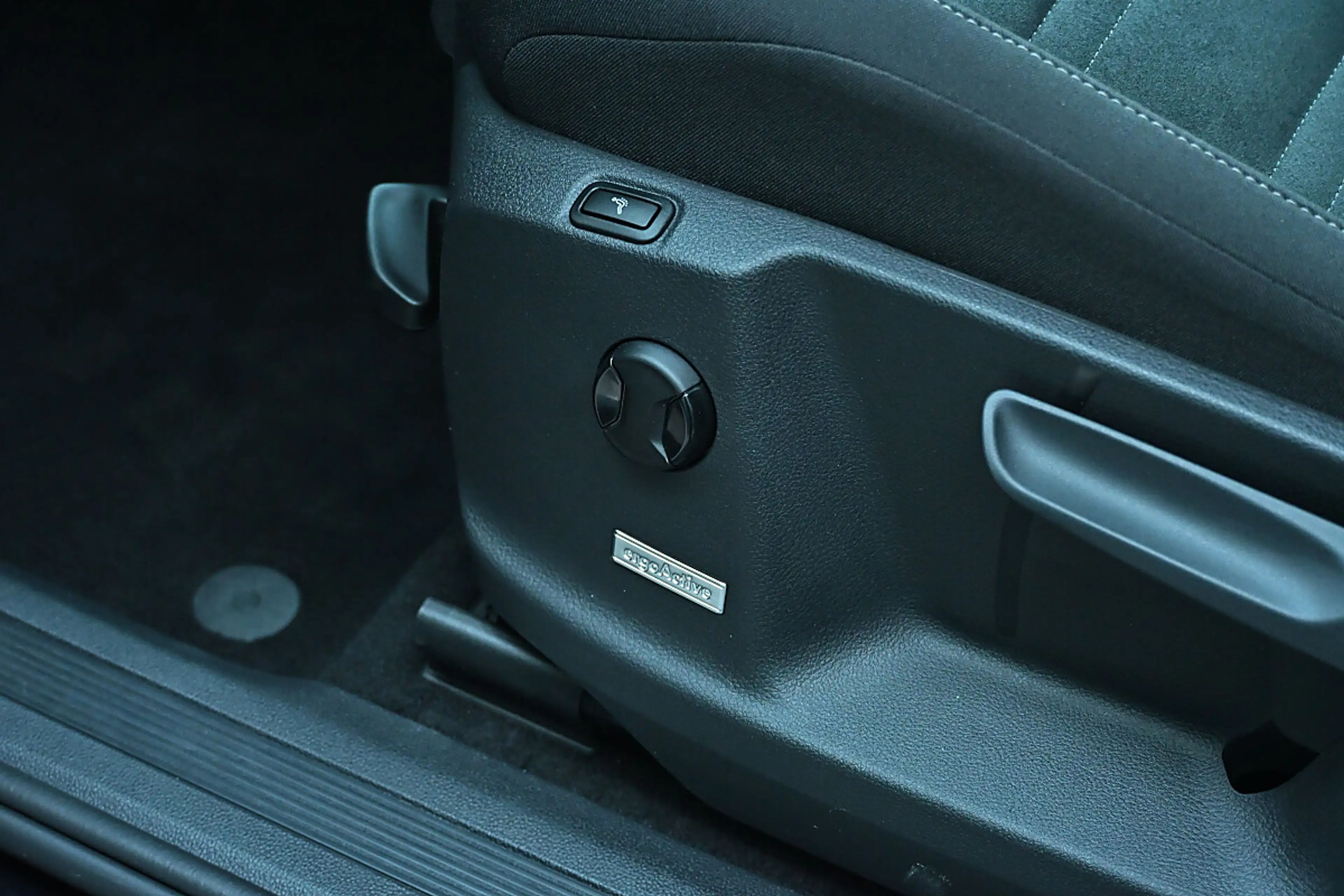 Volkswagen Touran Comfortline 2,0 TDI ACC, LED, Navi, eKlappe, To... — photo 8