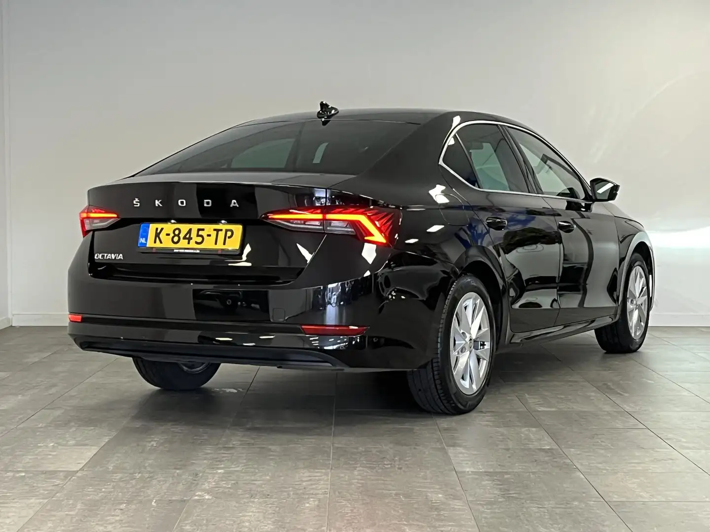 Skoda Octavia 1.0 TSI Business Edition | ORG.NL | LED | CARPLAY Zwart - 2